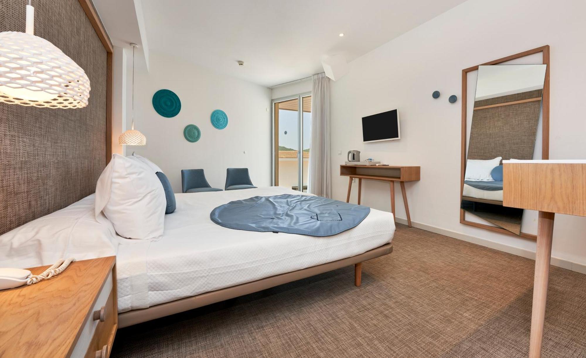 Quarto com Cama de Casal ou 2 de Solteiro e Vista Parcial do Mar