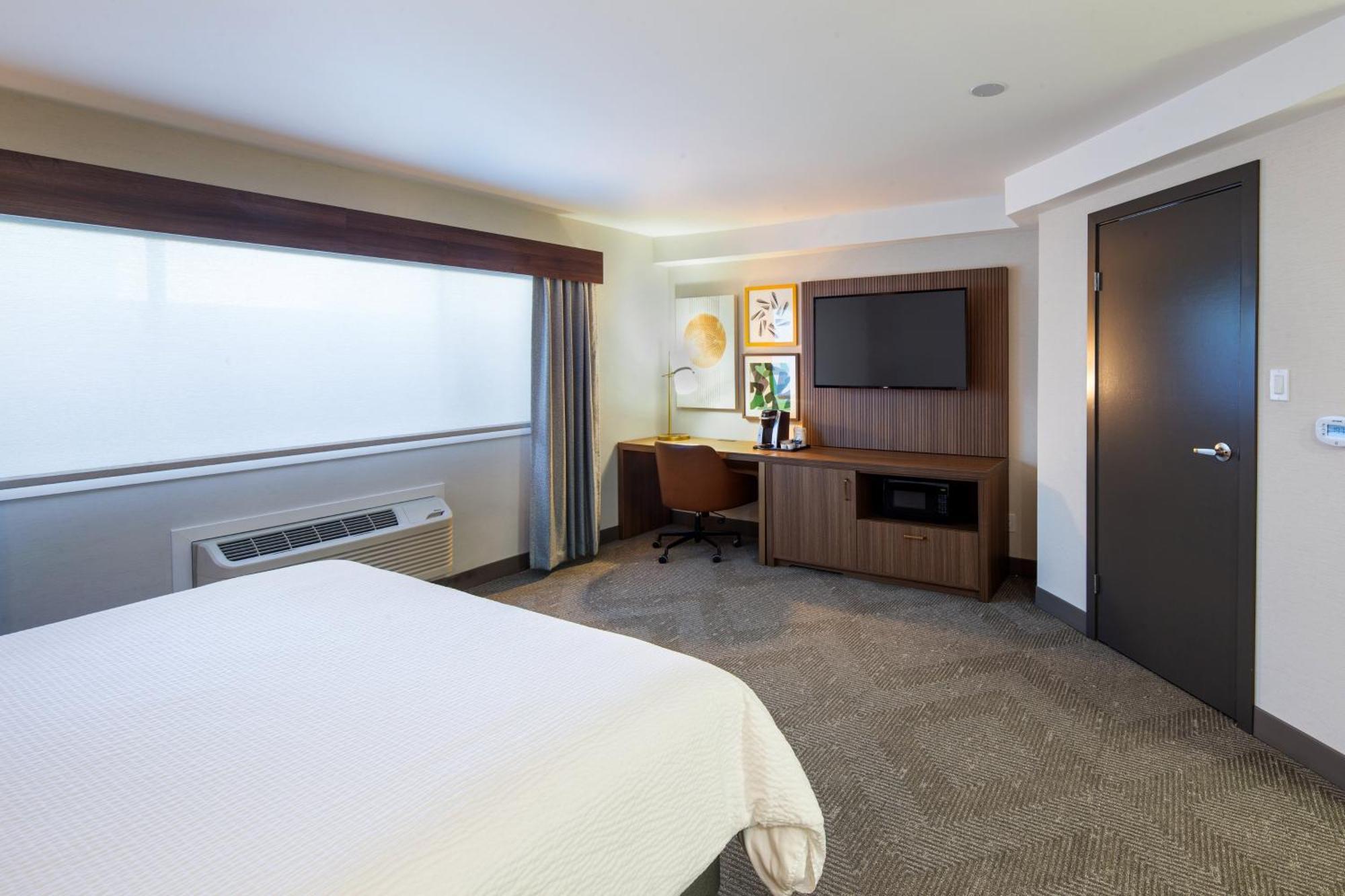 One-Bedroom King Suite Jetted Tub