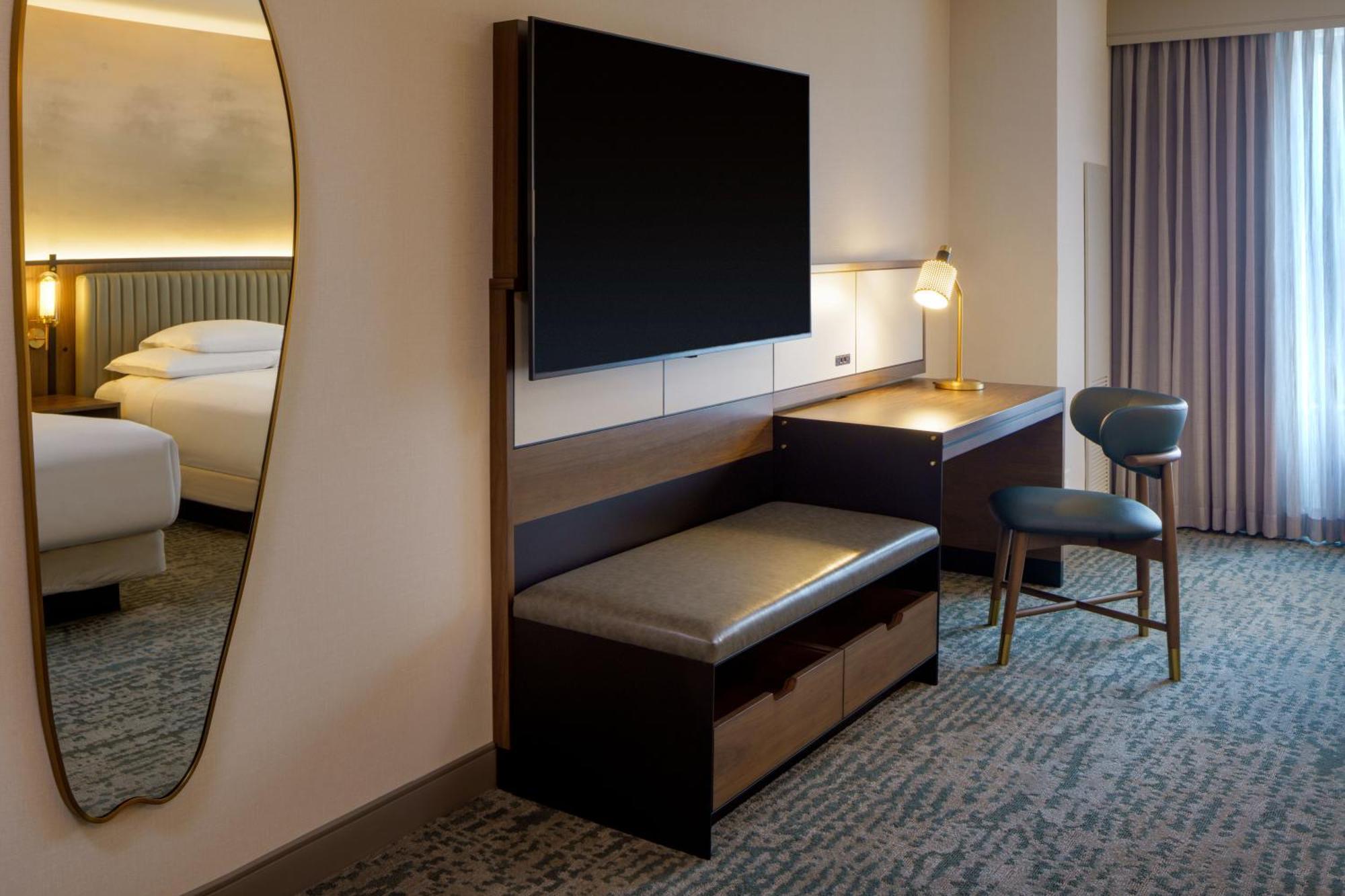 Chambre avec 2 Lits Queen-Size et Douche Accessible aux Personnes à Mobilité Réduite