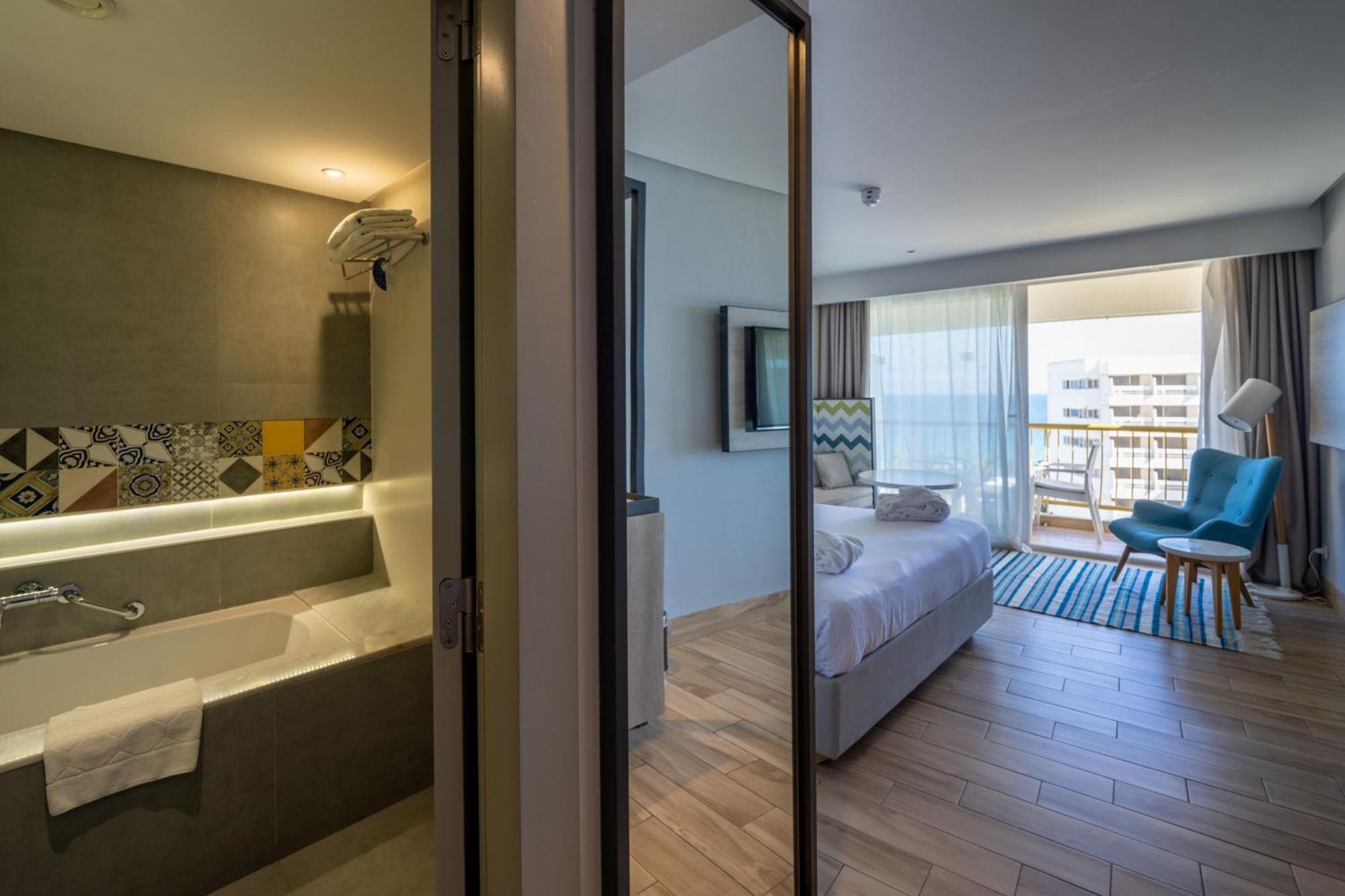 Guest room 1 King Partial sea view Balcony