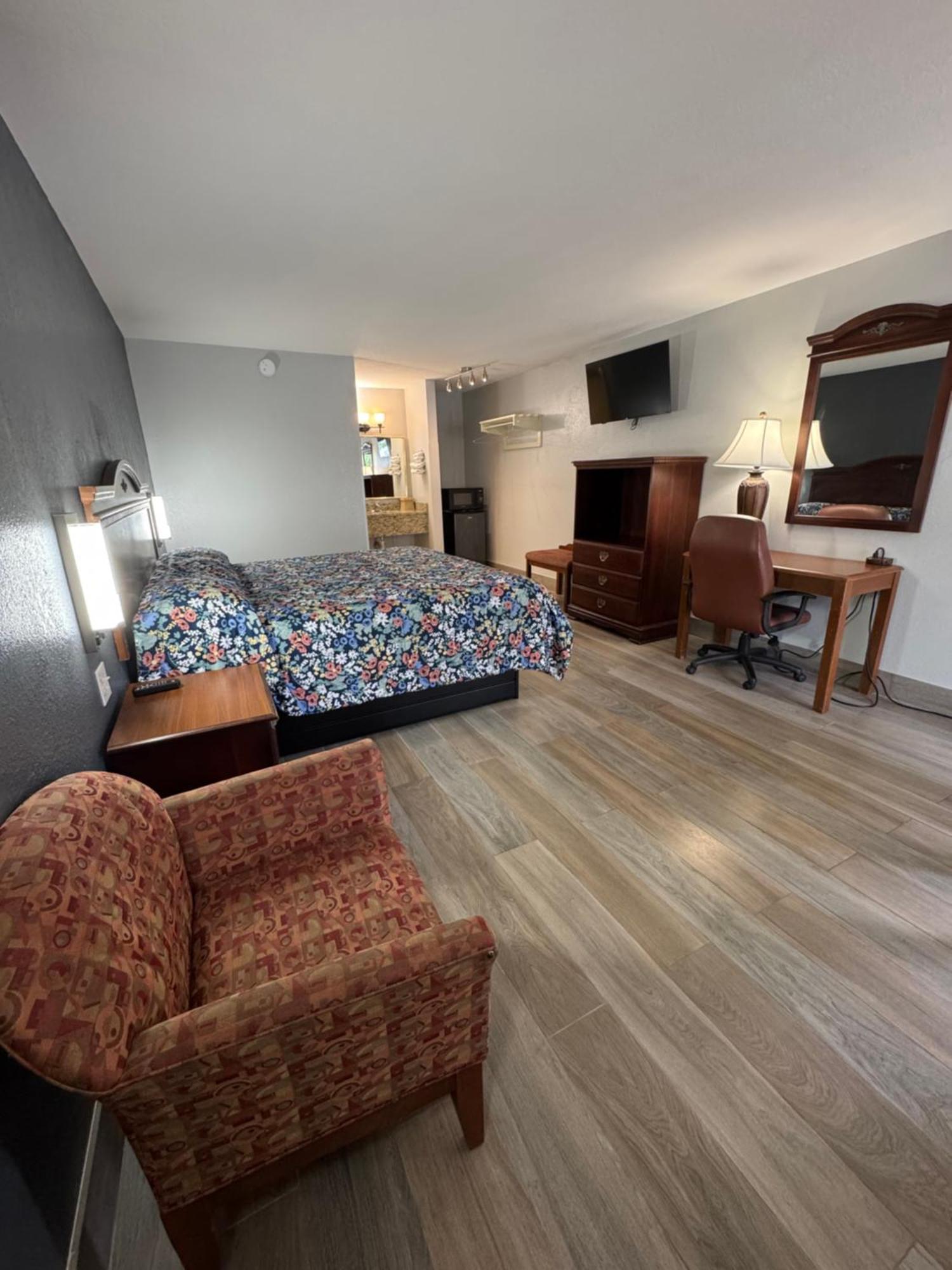 Habitación con cama extragrande.