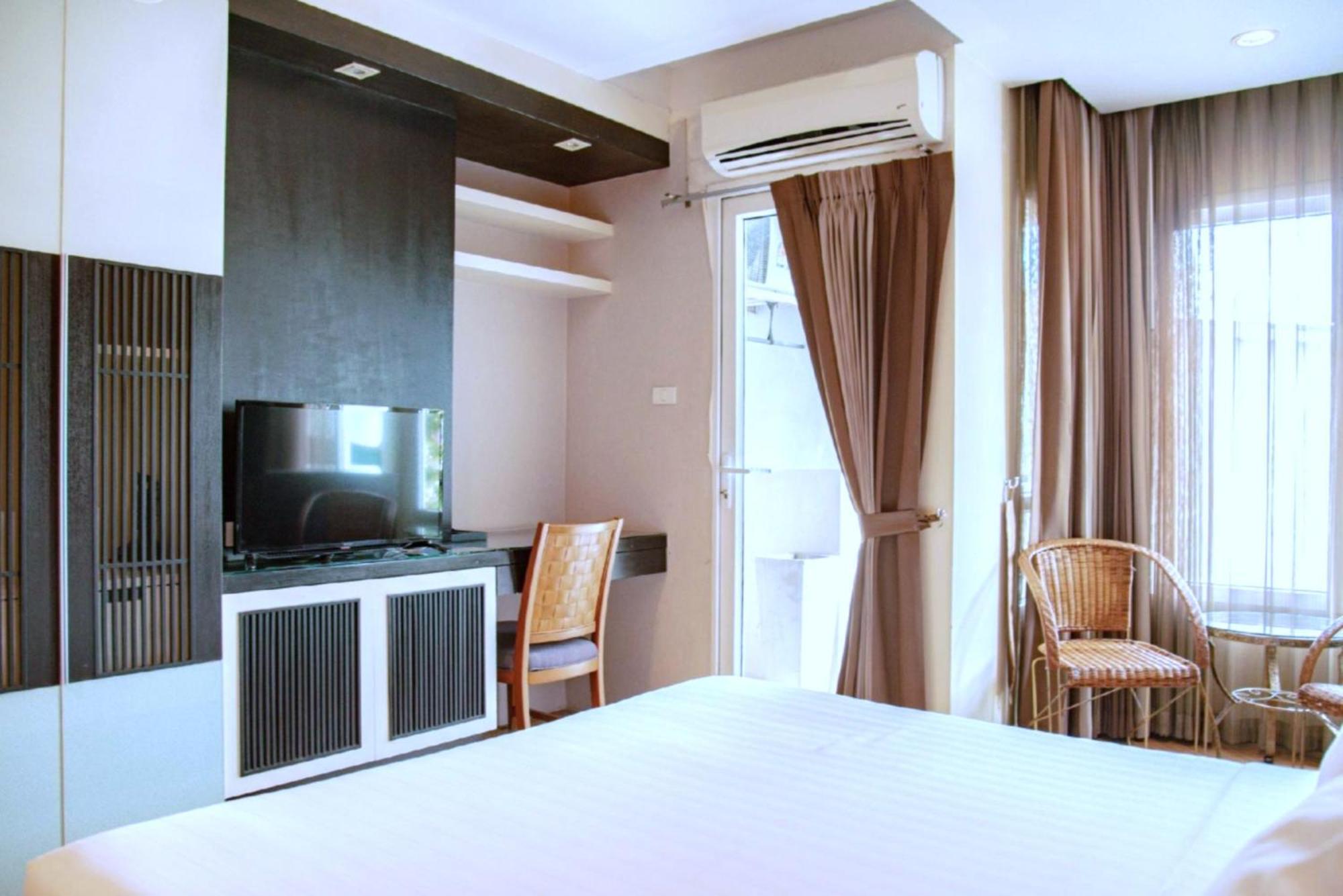 Superior Corner Room City View