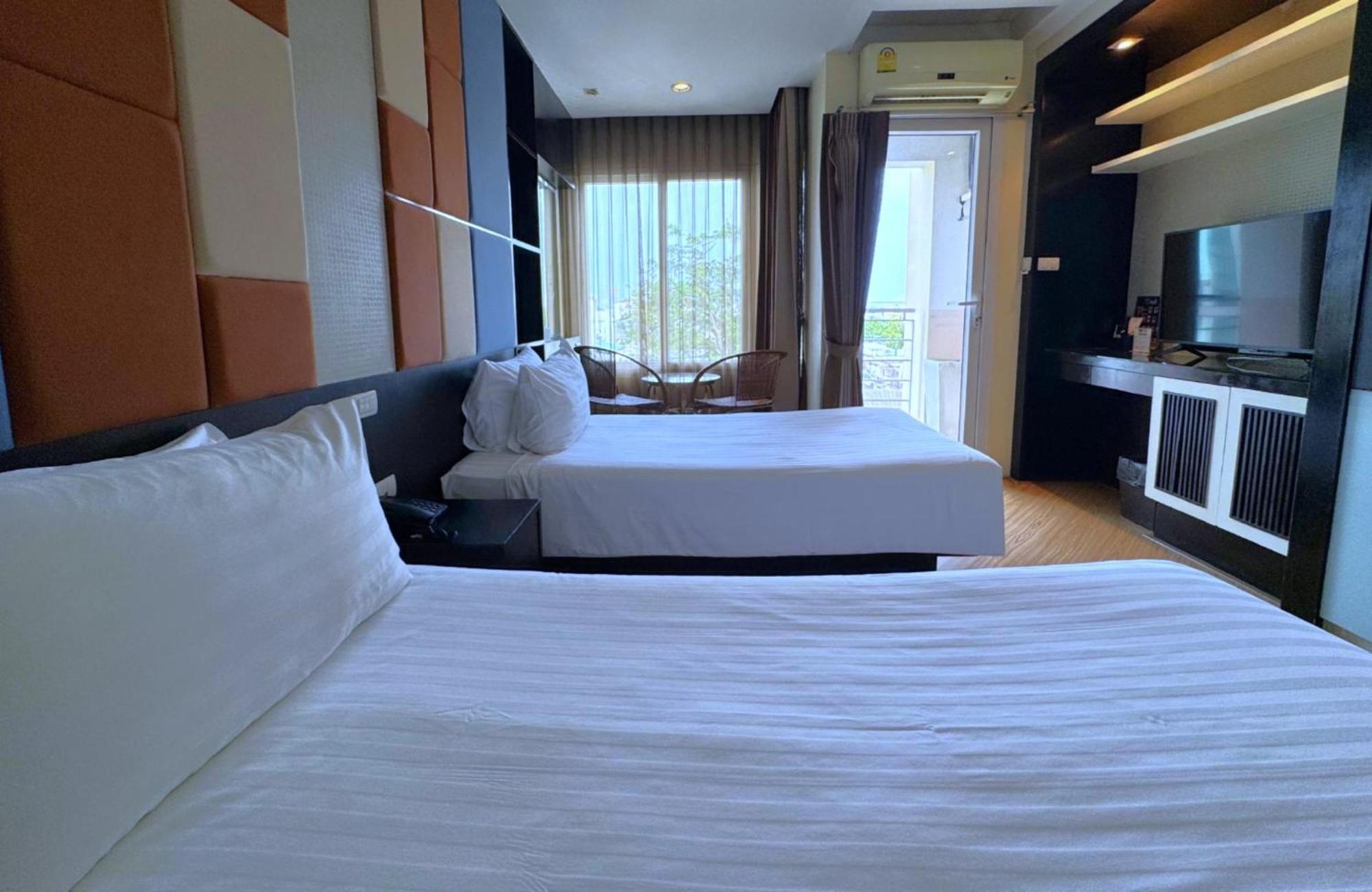 Superior King Room City View