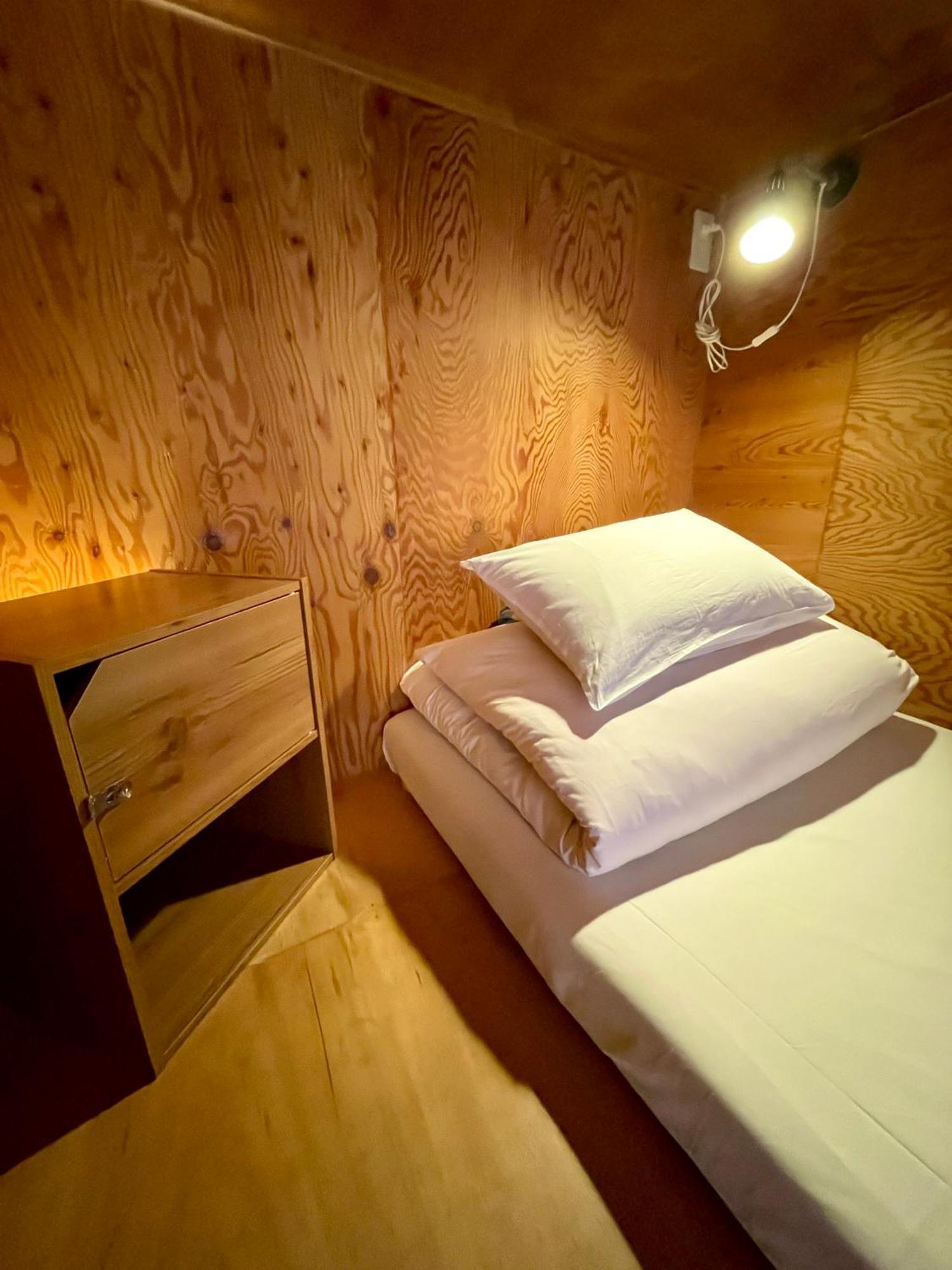 Capsule Bed 8-Bed Mixed Dormitory Room