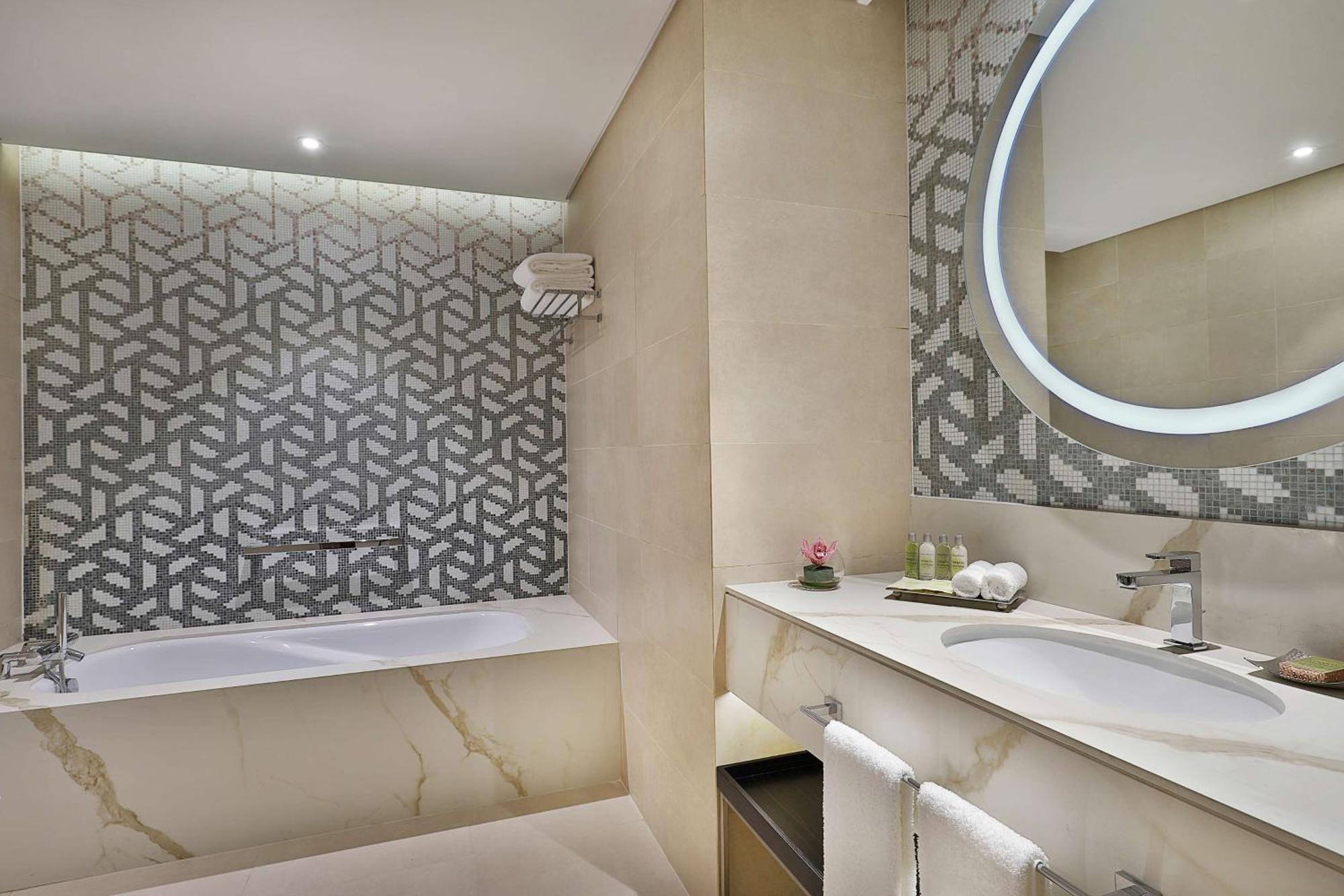 Deluxe One-Bedroom Suite Balcony Sea View