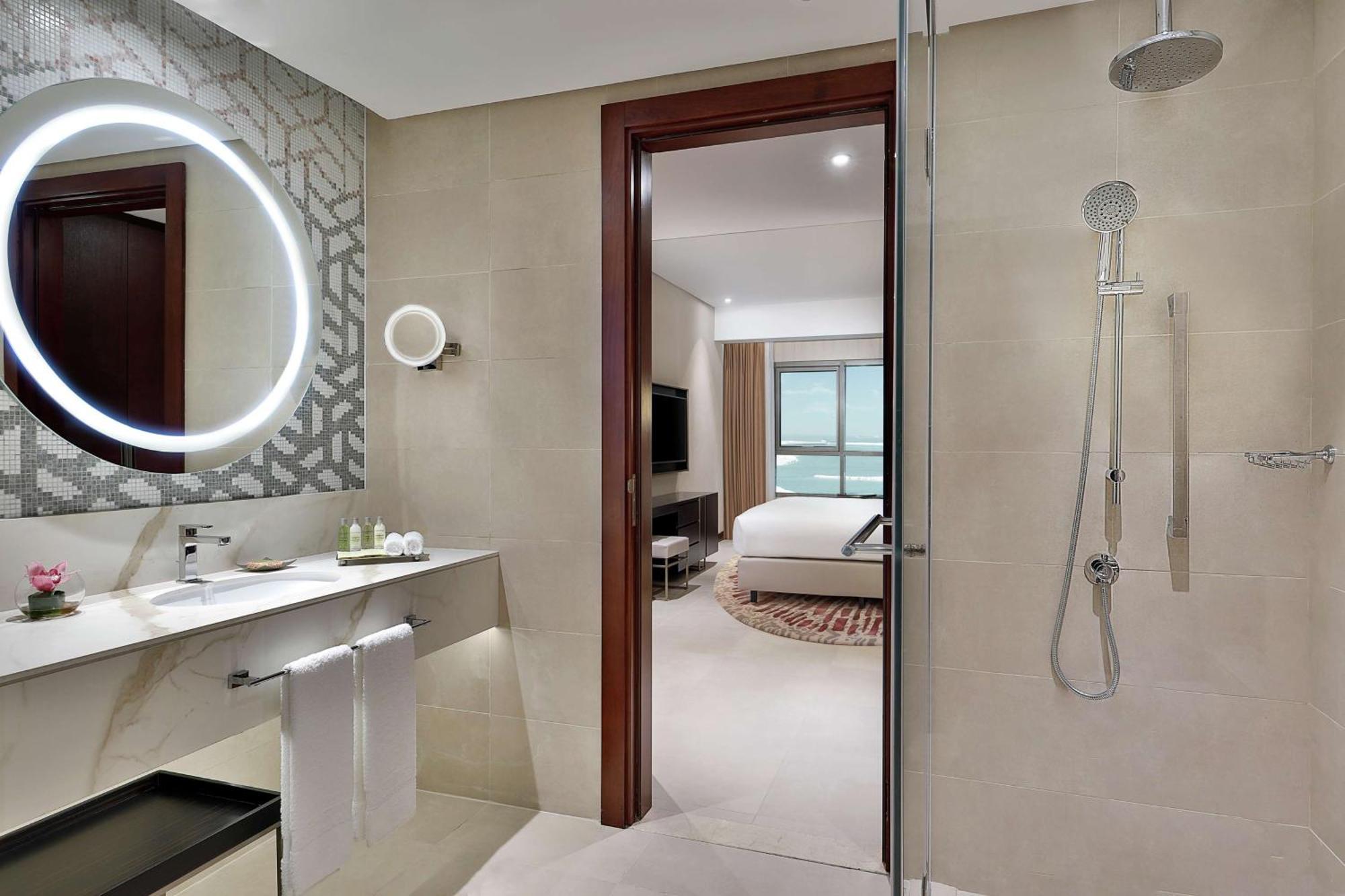 Deluxe One-Bedroom Suite Balcony Sea View
