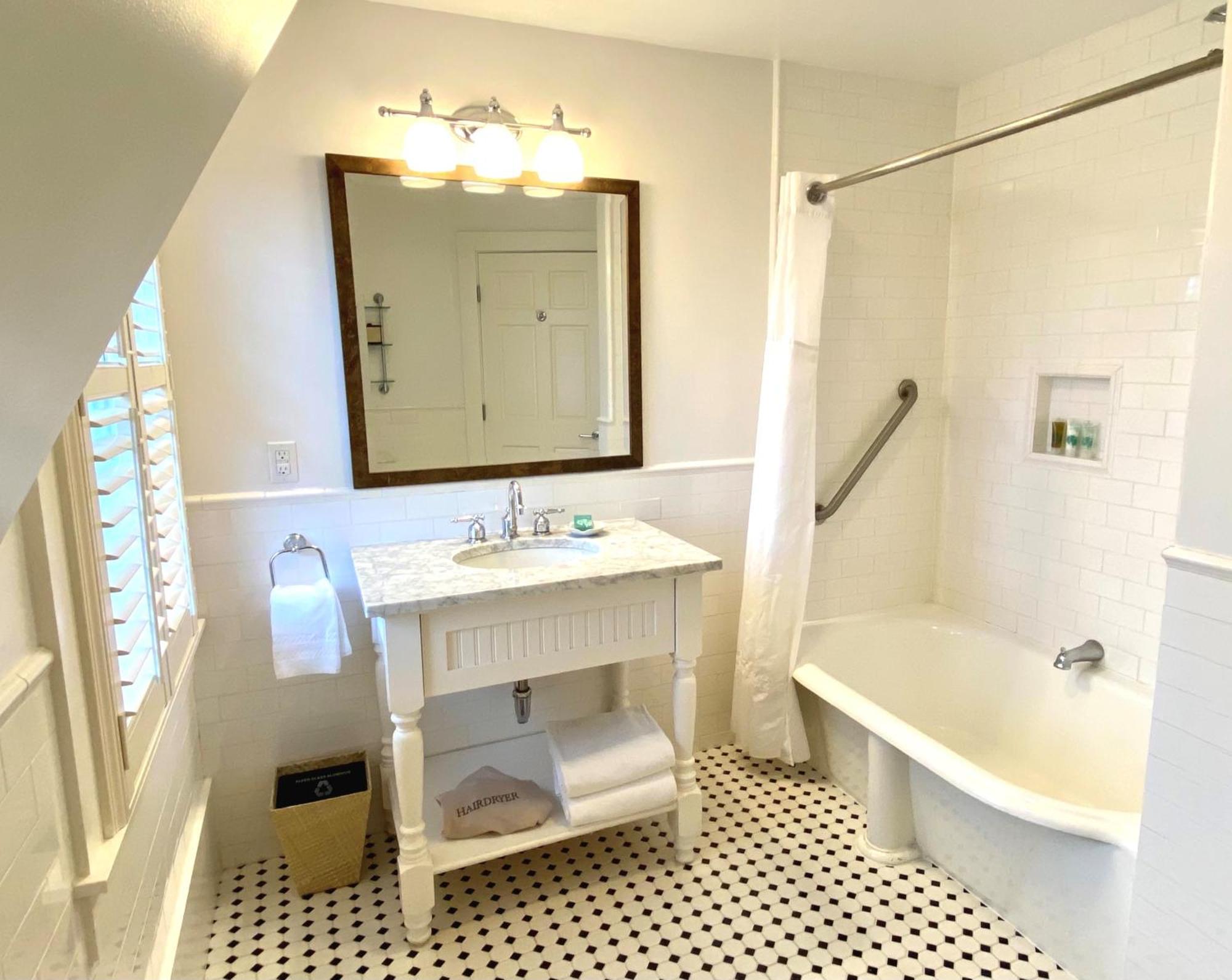Deluxe Queen Room Main Building