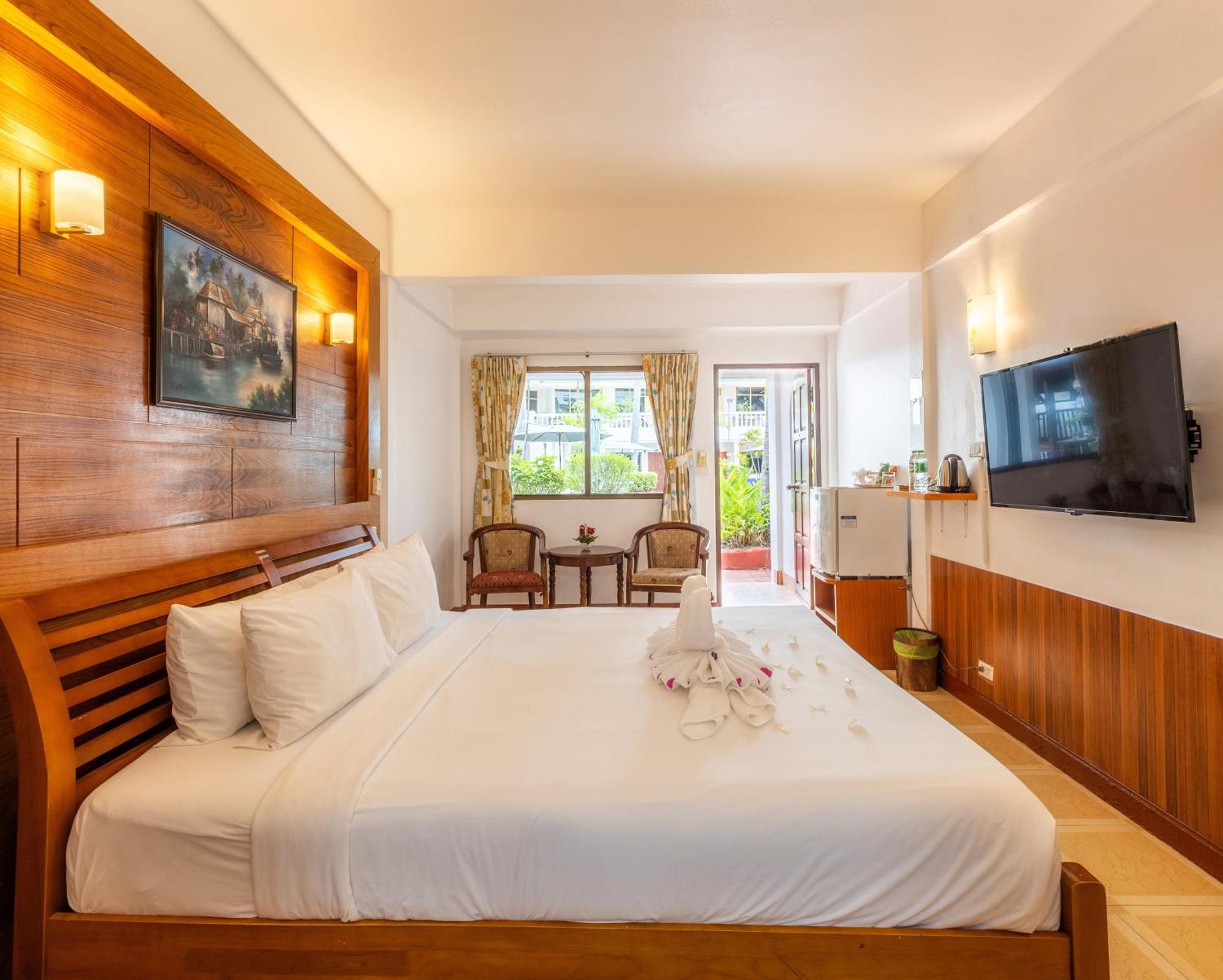 Grand Deluxe Double Room Pool Access