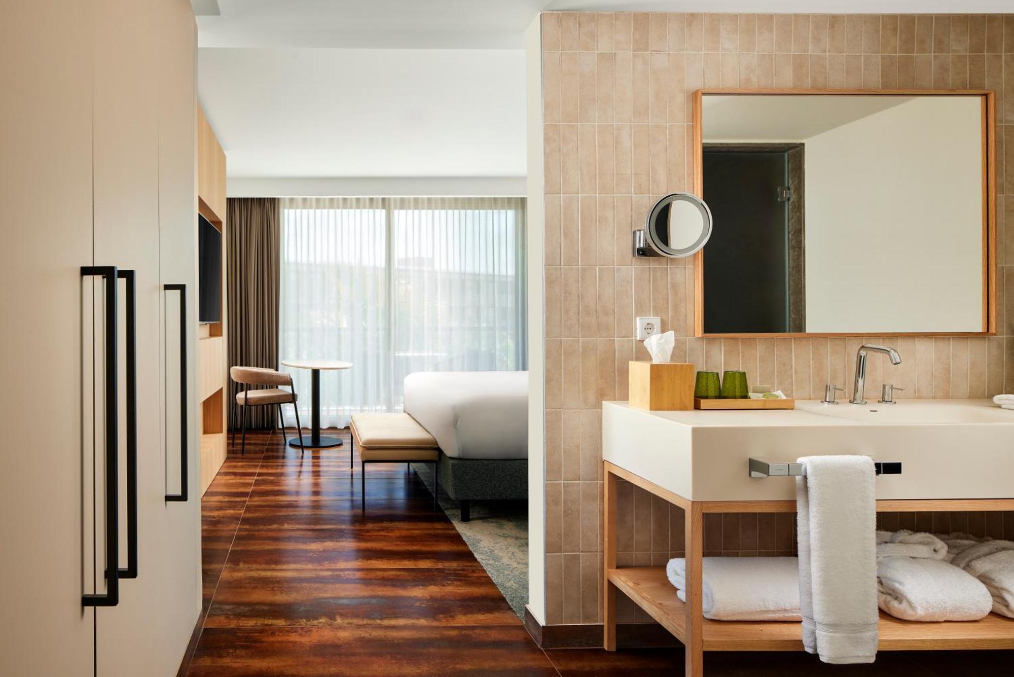 One-Bedroom King Suite with Sofa Bed and Balcony - Sea View and Club Lounge Access