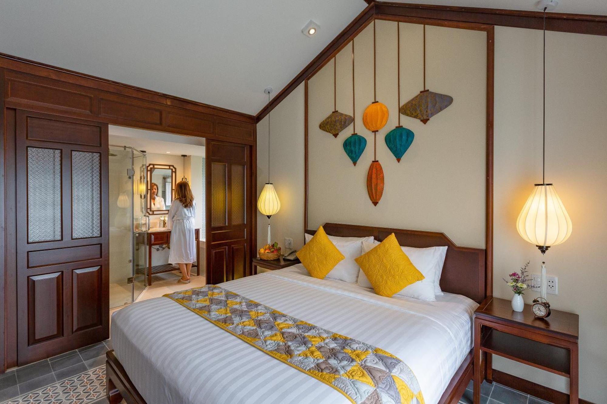 Savvy King or Twin Suite Bathtub Balcony Riverside View