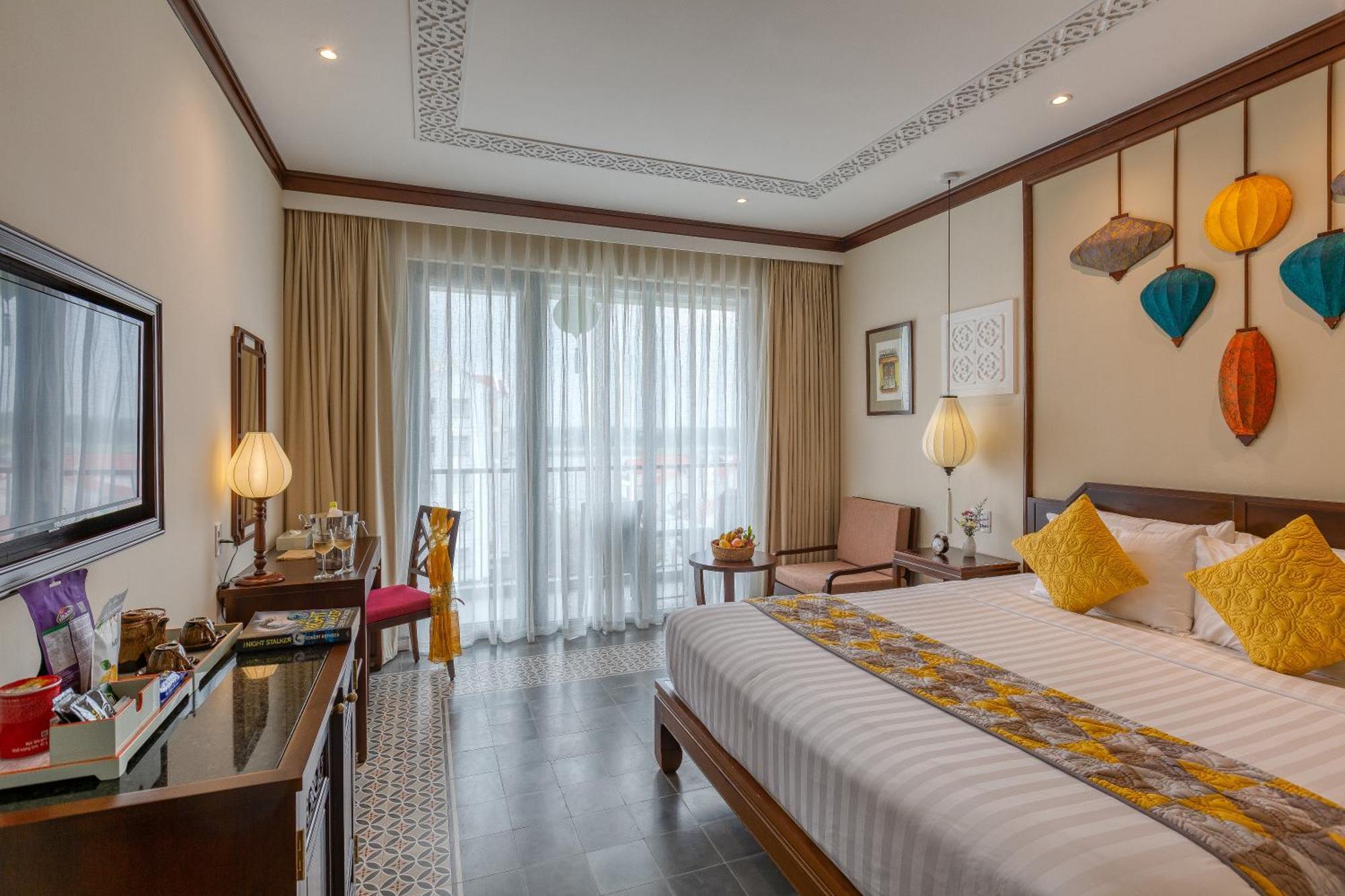 Savvy King or Twin Suite Bathtub Balcony Riverside View