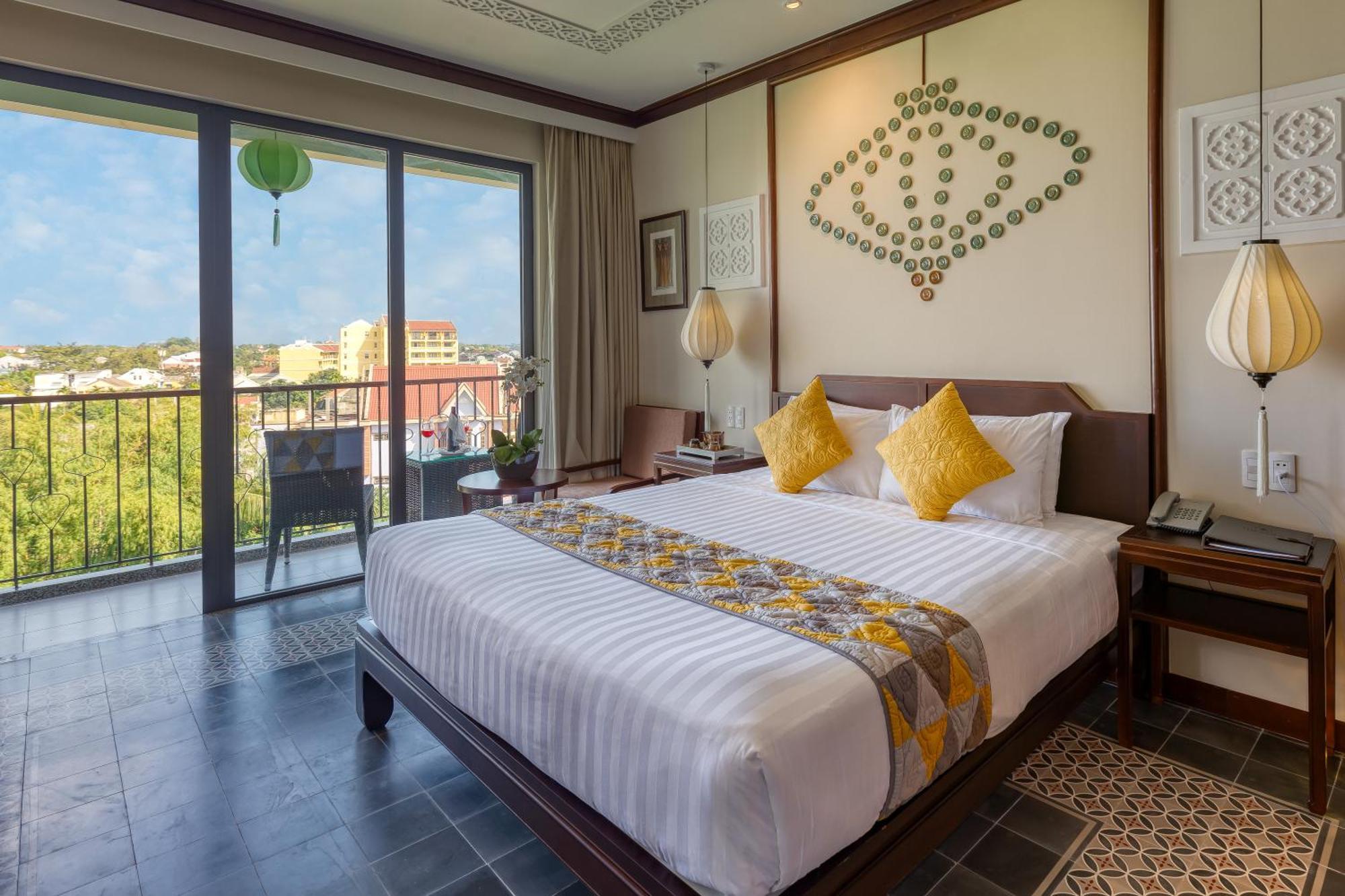 Junior Queen or Twin Suite Bathtub Balcony Tranquil Meadow View