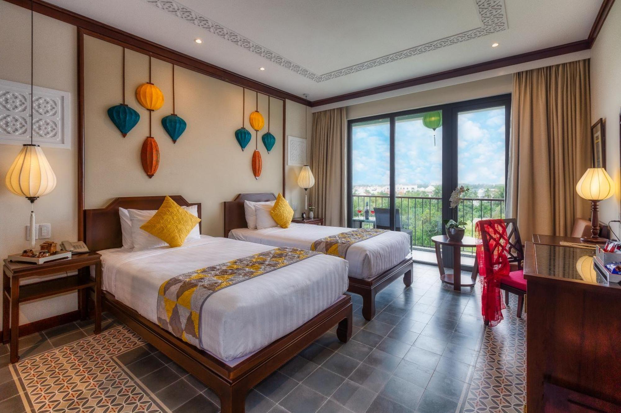 Junior Queen or Twin Suite Bathtub Balcony Tranquil Meadow View