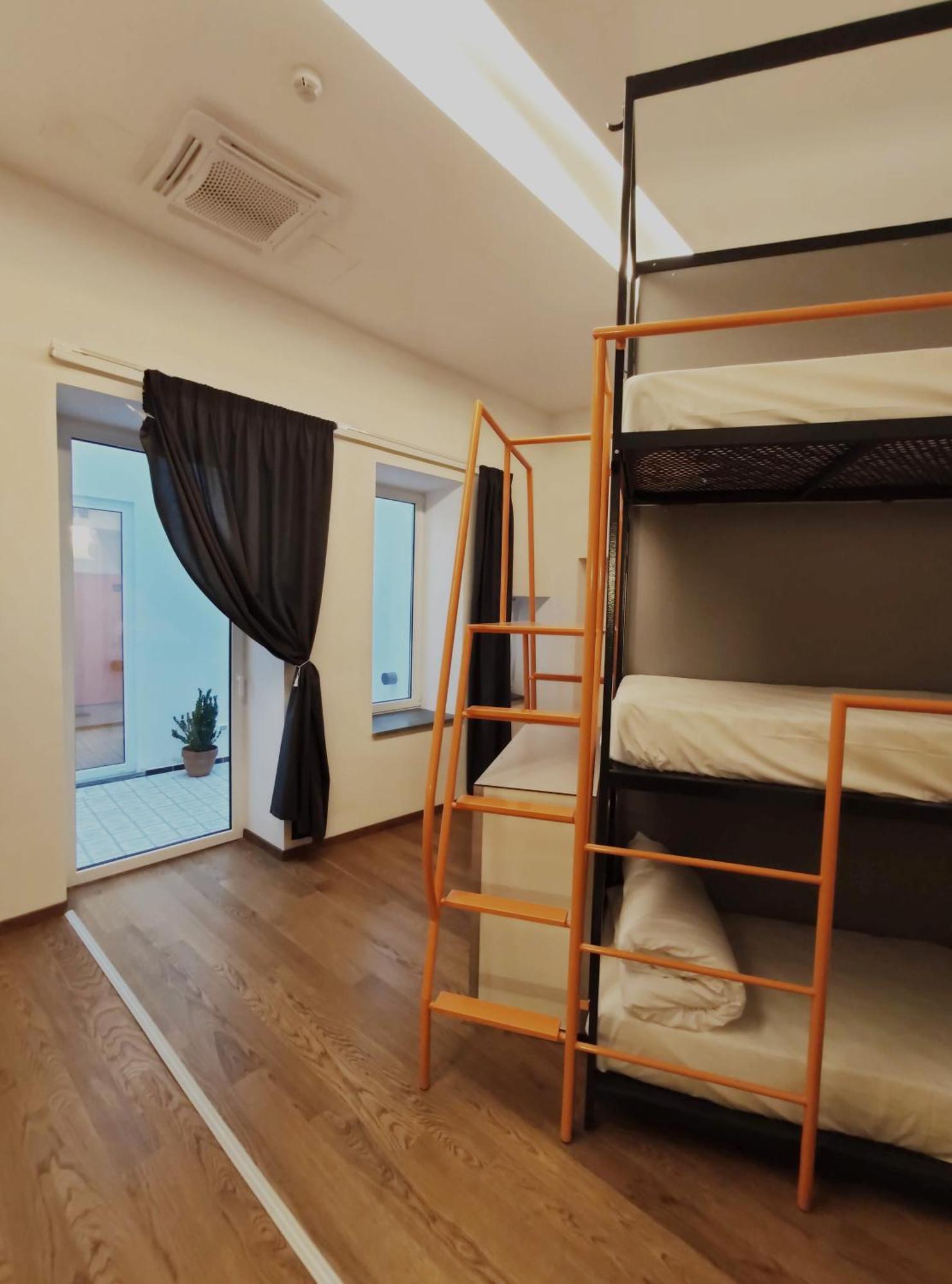 Bed 12-Bed Mixed Dormitory Room Private Bathroom