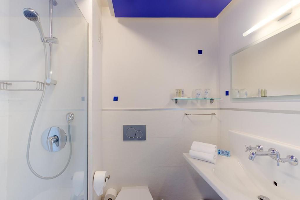 Double or Twin Room Partial Sea View