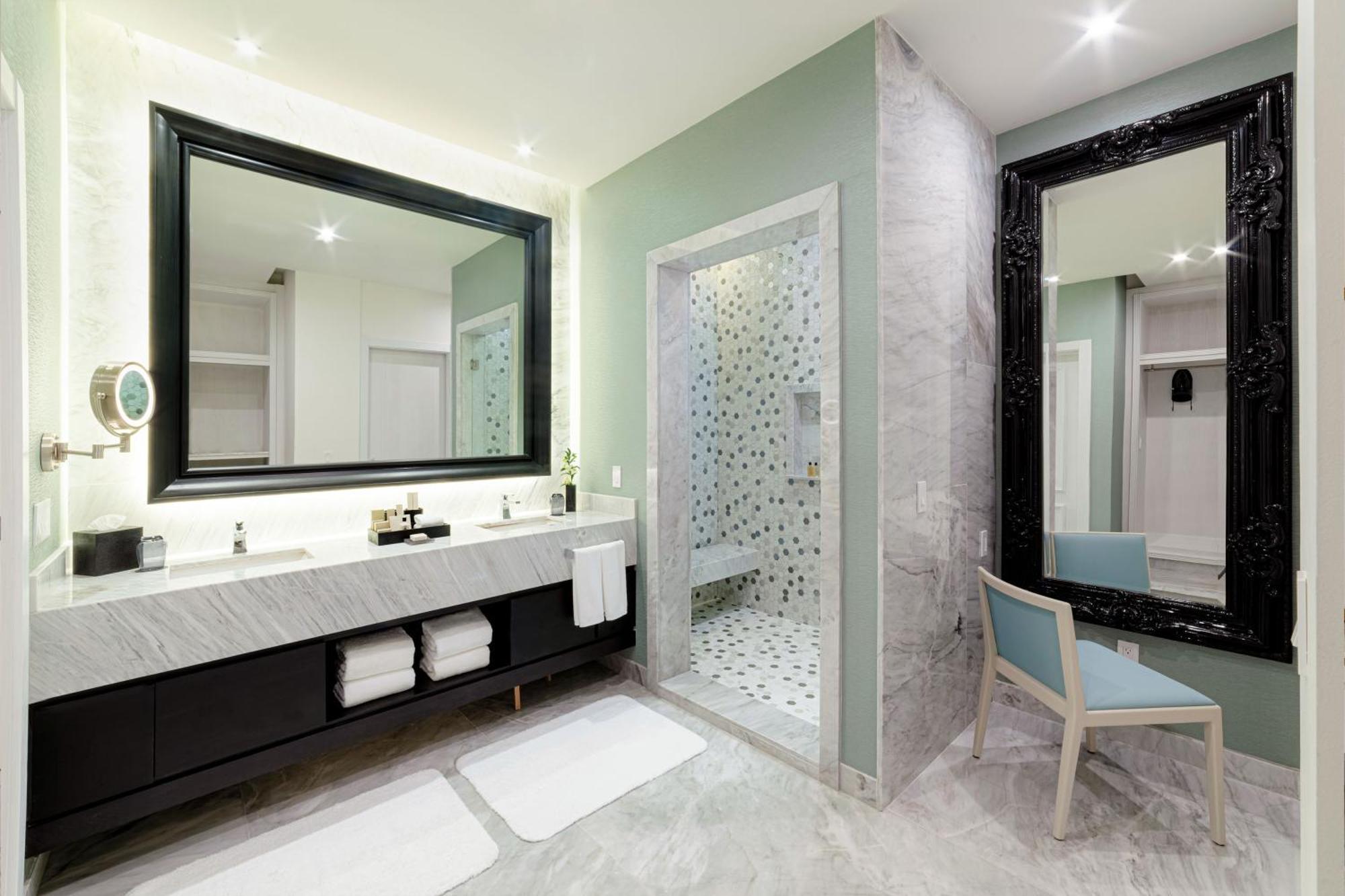 Mansion Jacuzzi Suites