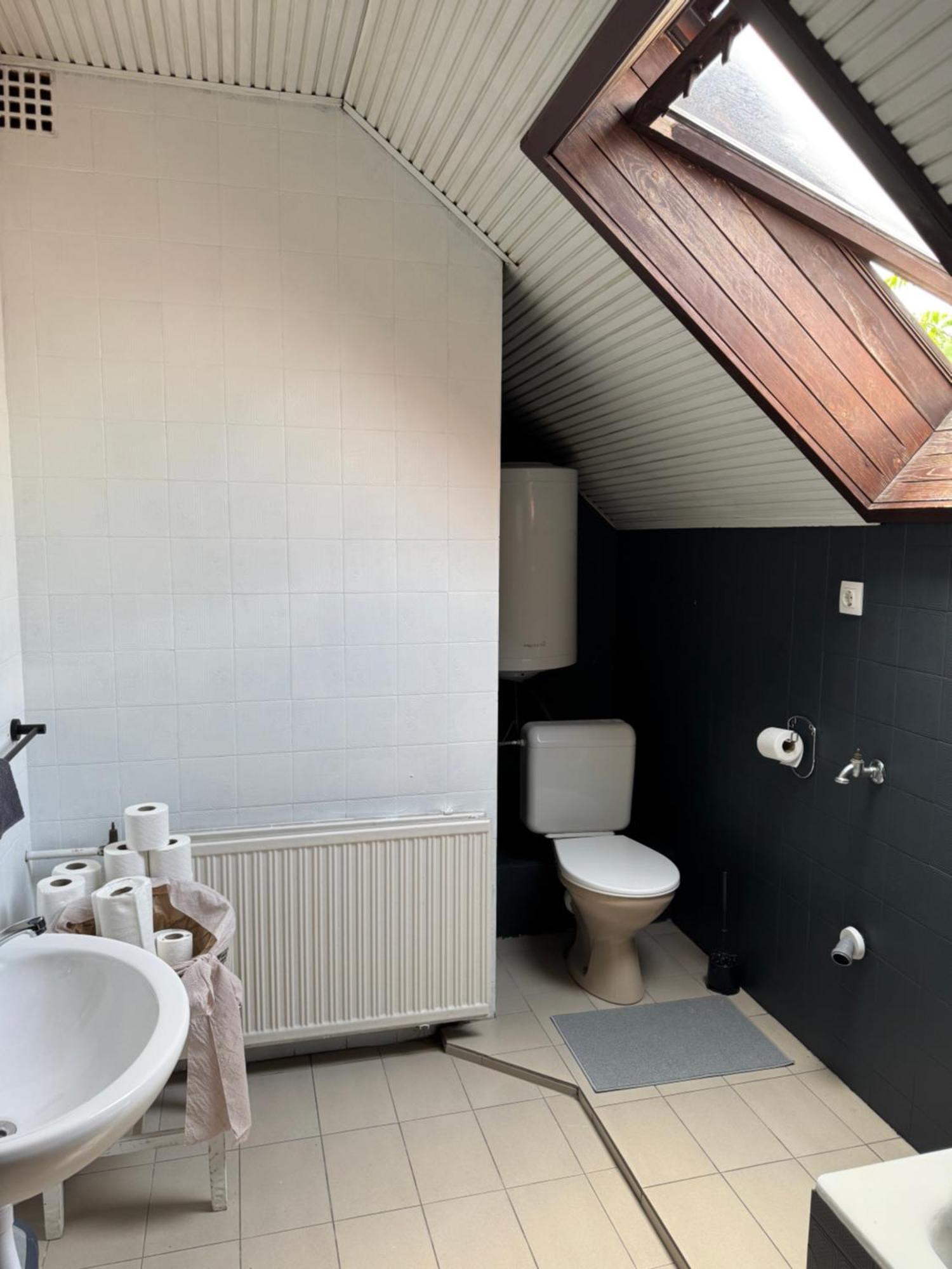 Deze driepersoonskamer heeft een gedeelde badkamer.