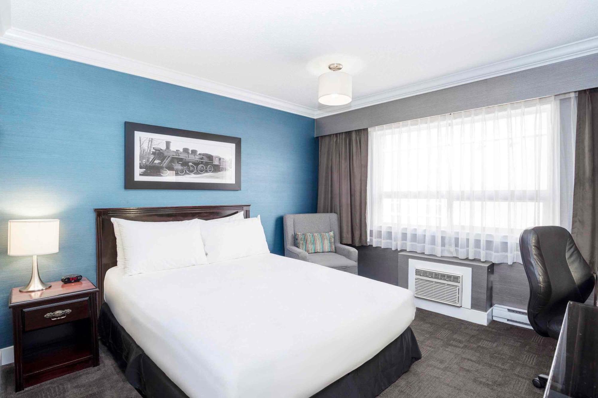 Standard Room 1 Queen Bed