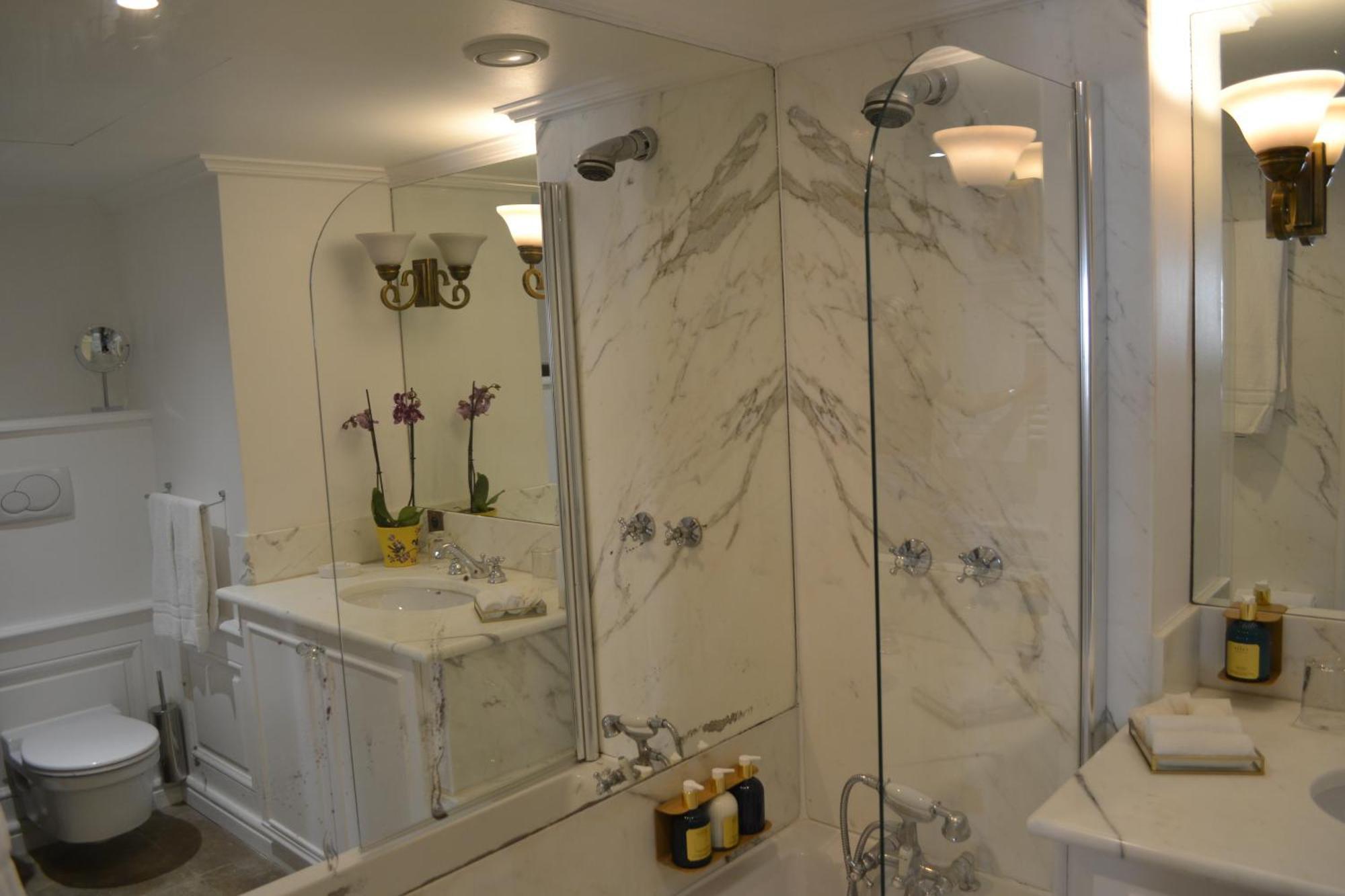 Elegance Room