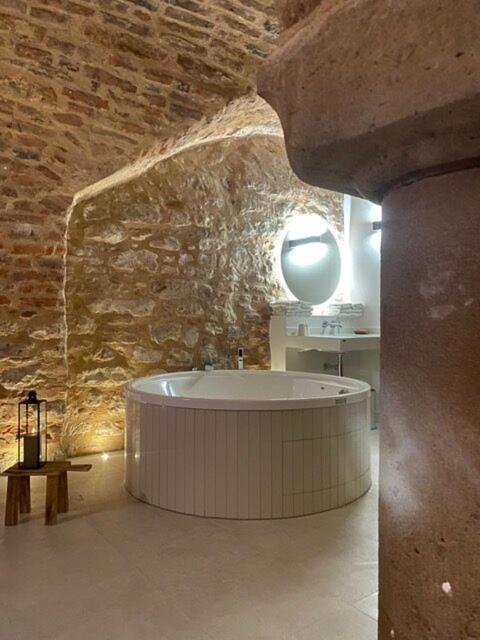 Suite de la Rose without windows