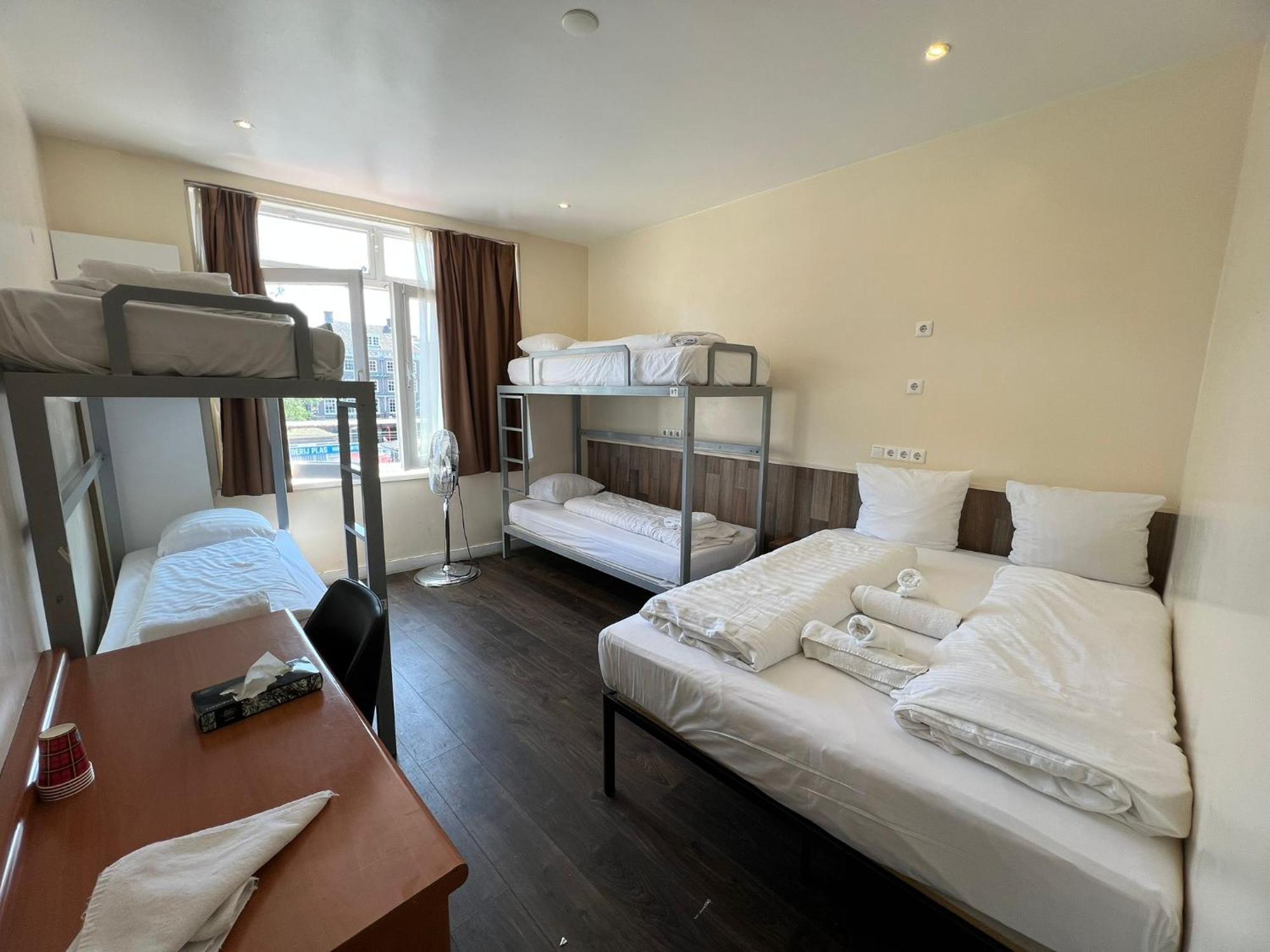 Bed 6-Bed Dormitory Room