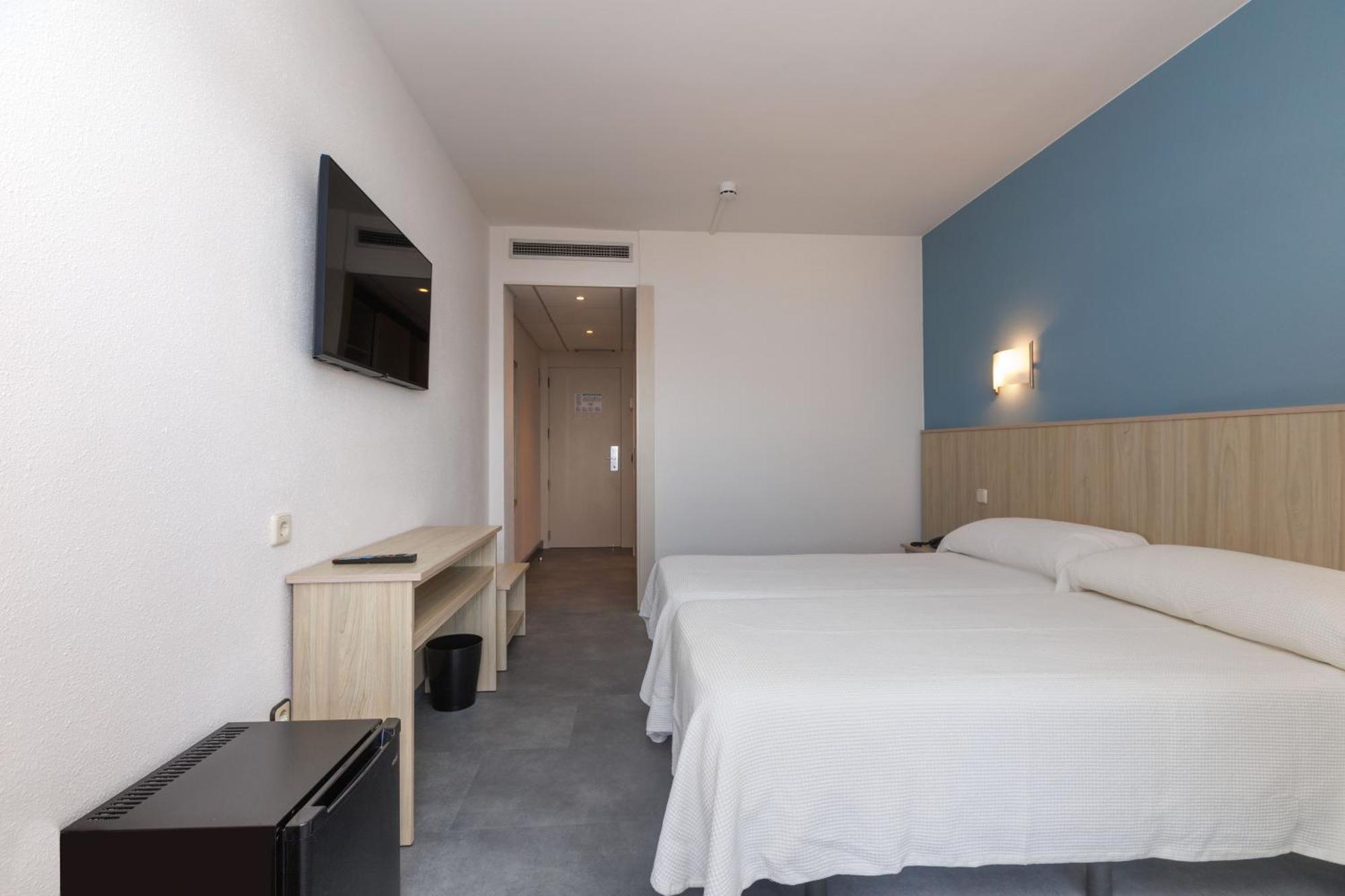 Chambre Standard avec vue latérale sur la piscine 4* (2 adultes)