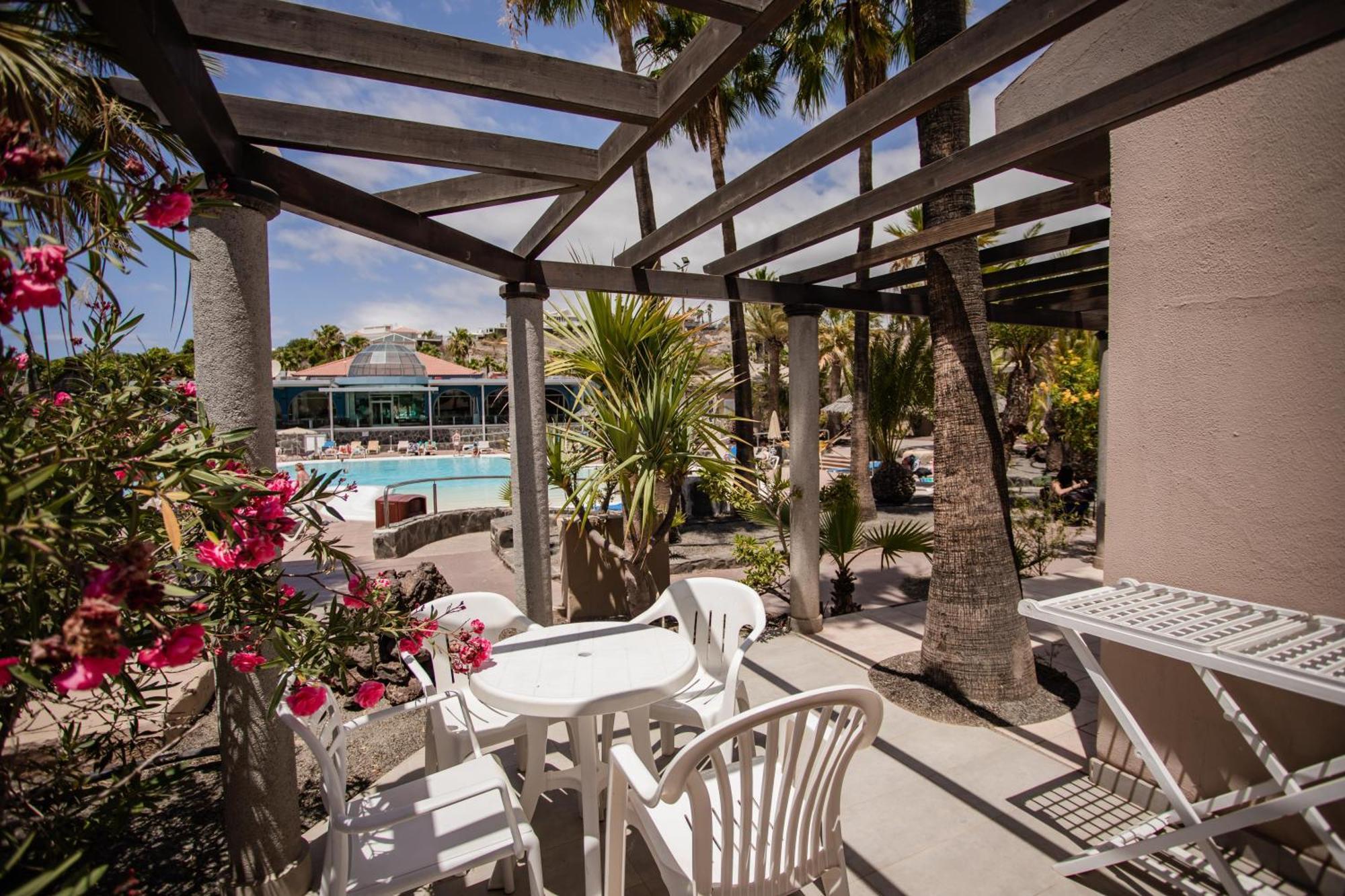 Classic One Bedroom Bungalow Pool Side