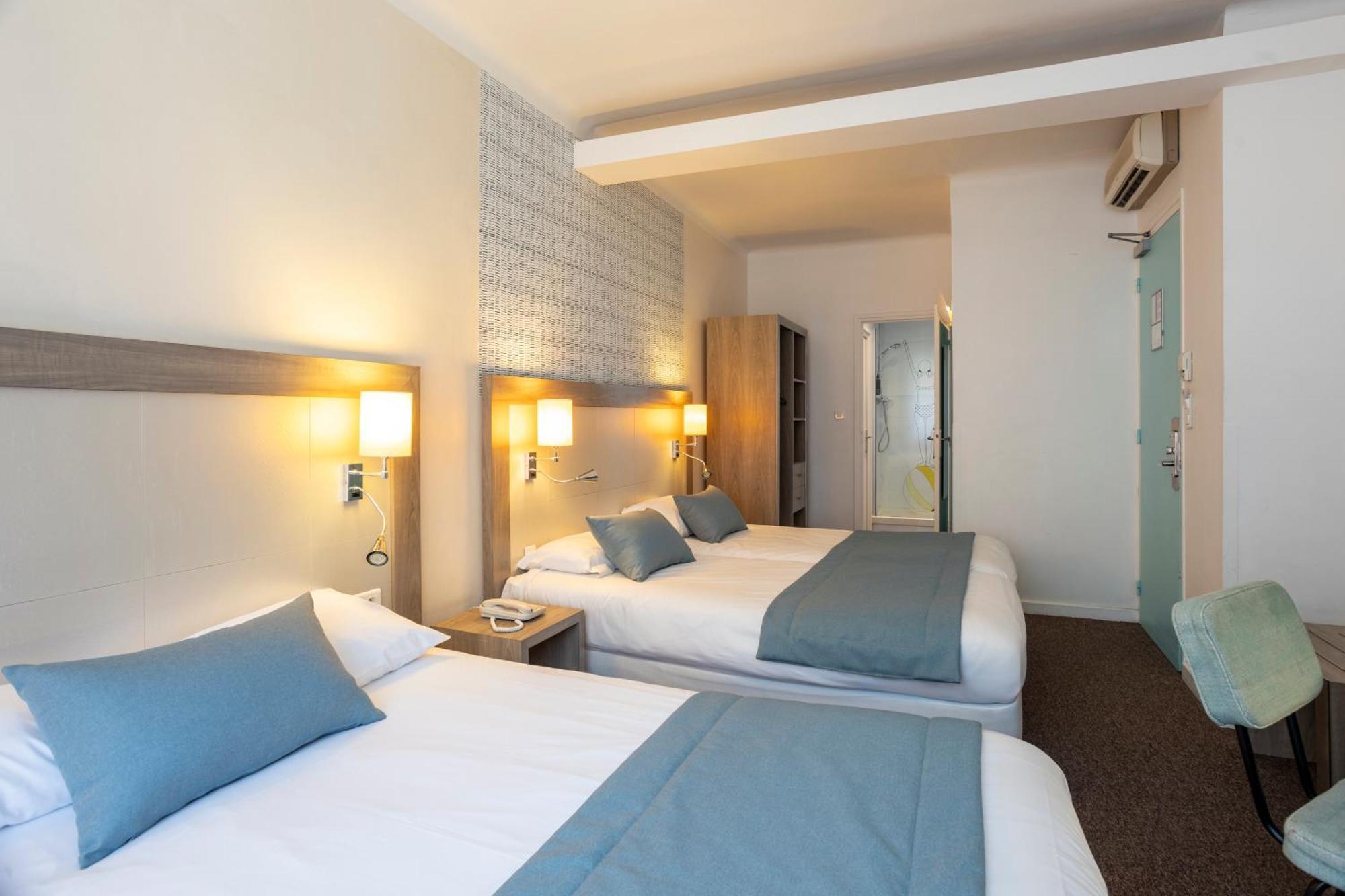 Suite met een Tweepersoonsbed en een Slaapbank