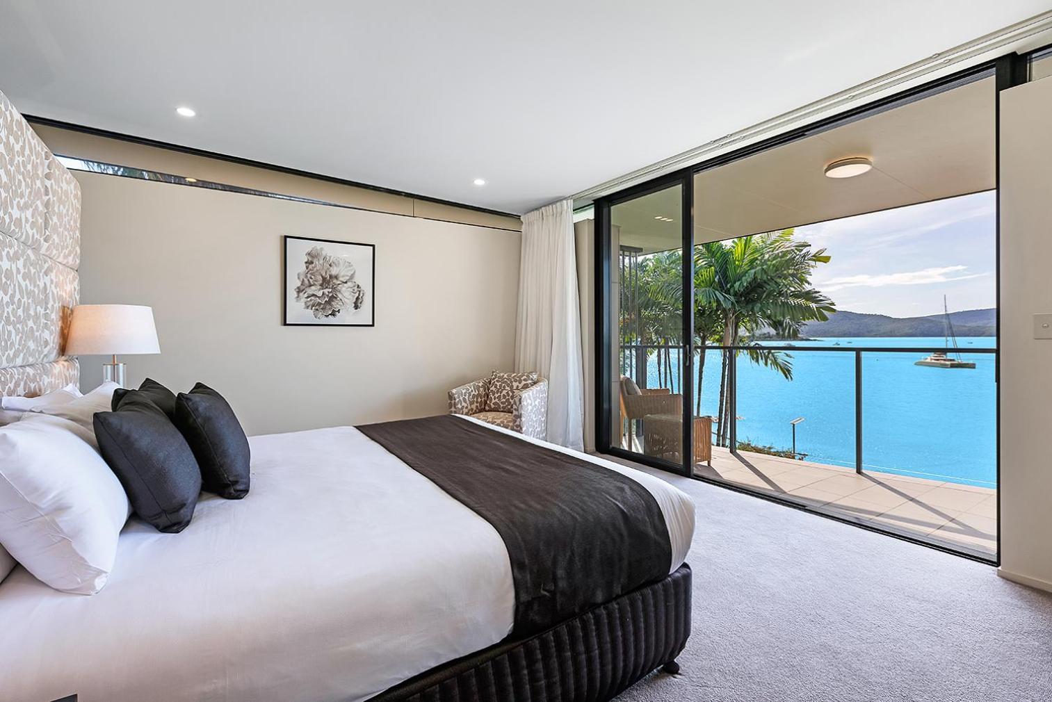 Villa am Wasser mit 2 Schlafzimmern, 2 Etagen und eigenem Pool