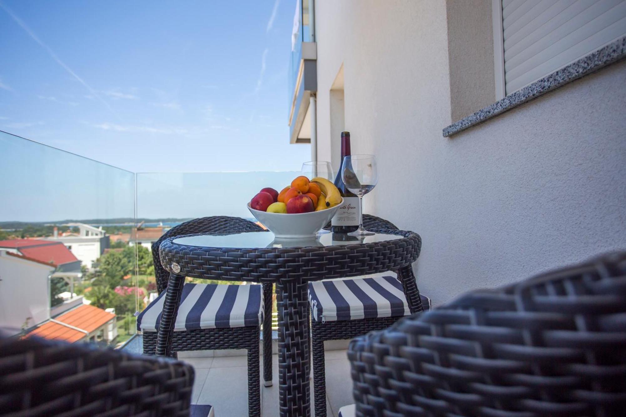 One-Bedroom Apartment Sea View