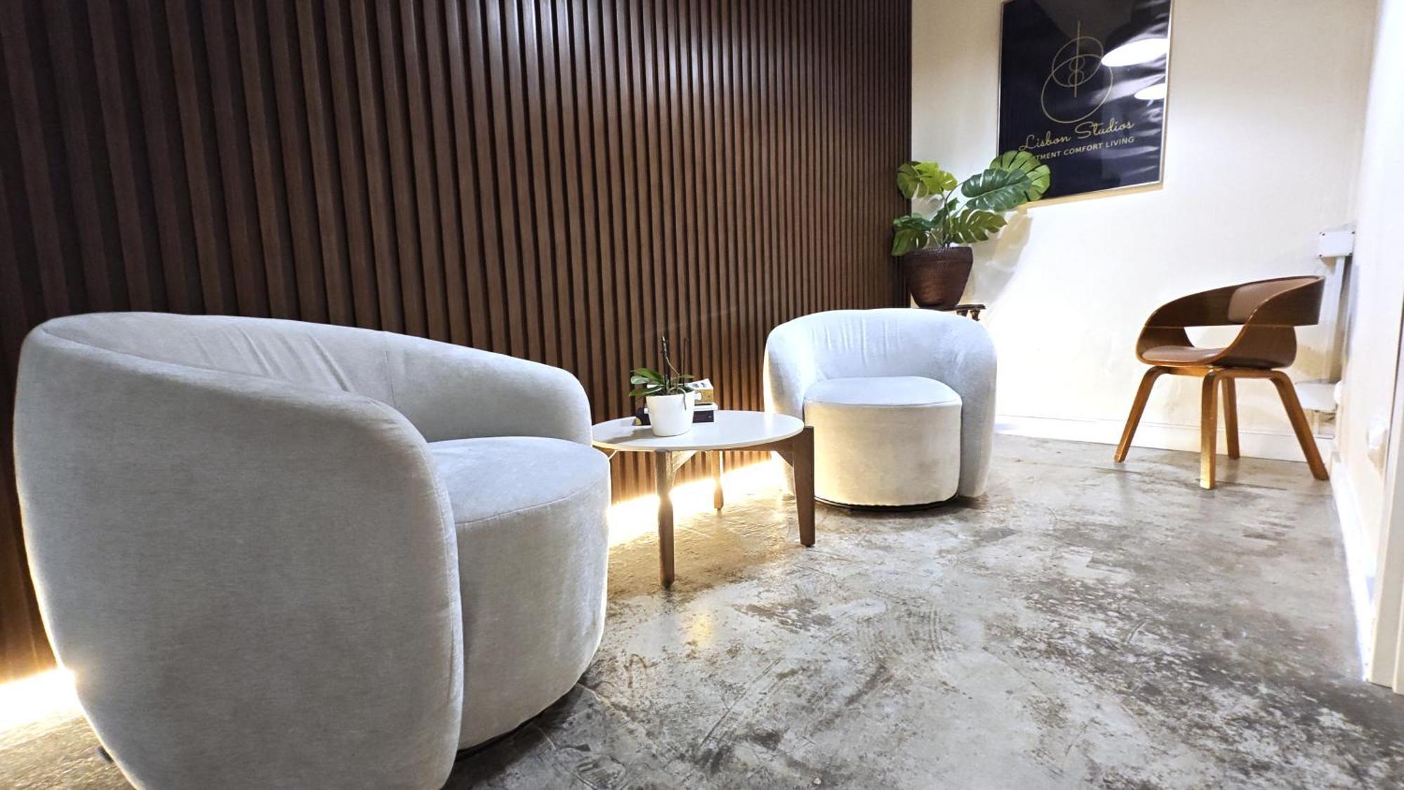 Estudio con balcón