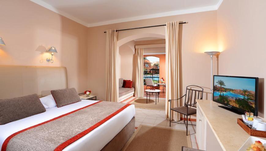 Camera Familiare con Letto Queen-Size o 2 Letti Singoli e Vista Piscina