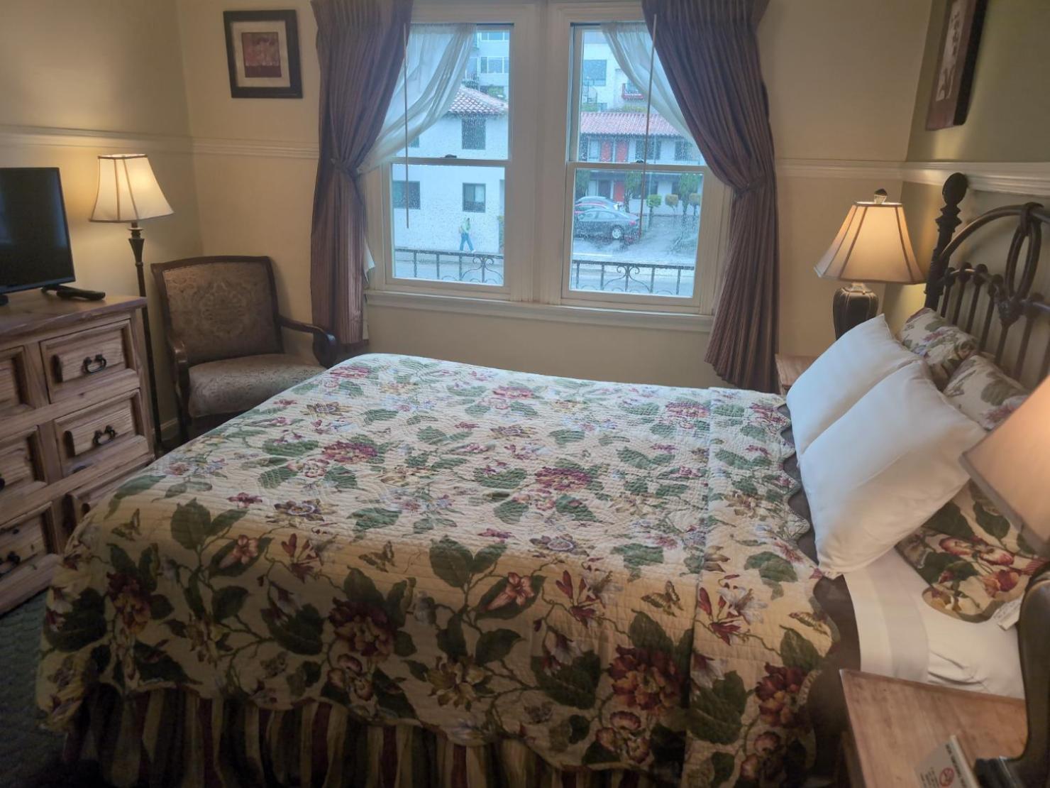 Street Facing Queen room Kitchen Dog Friendly