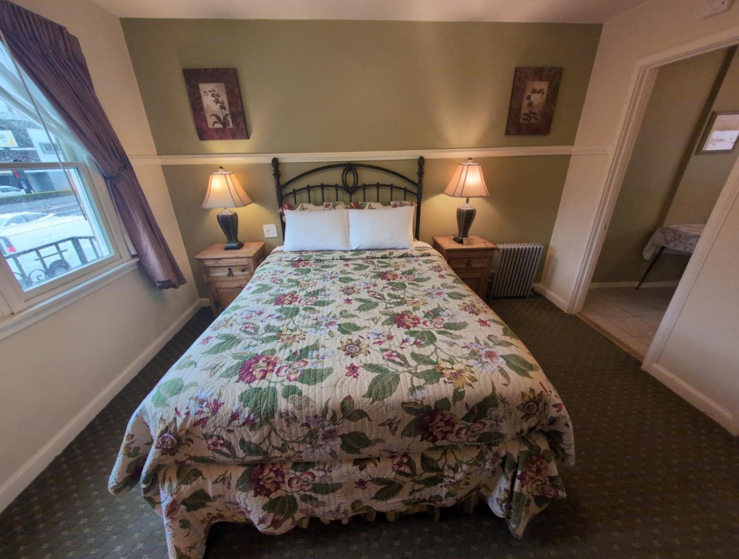 Street Facing Queen room Kitchen Dog Friendly