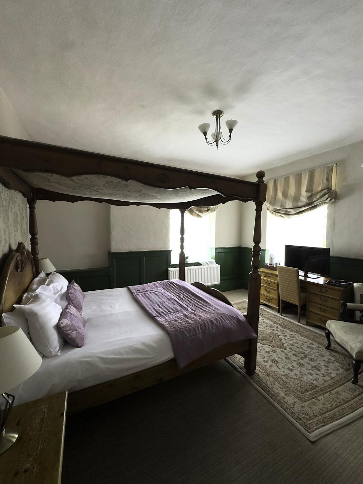 Deluxe Queen Room