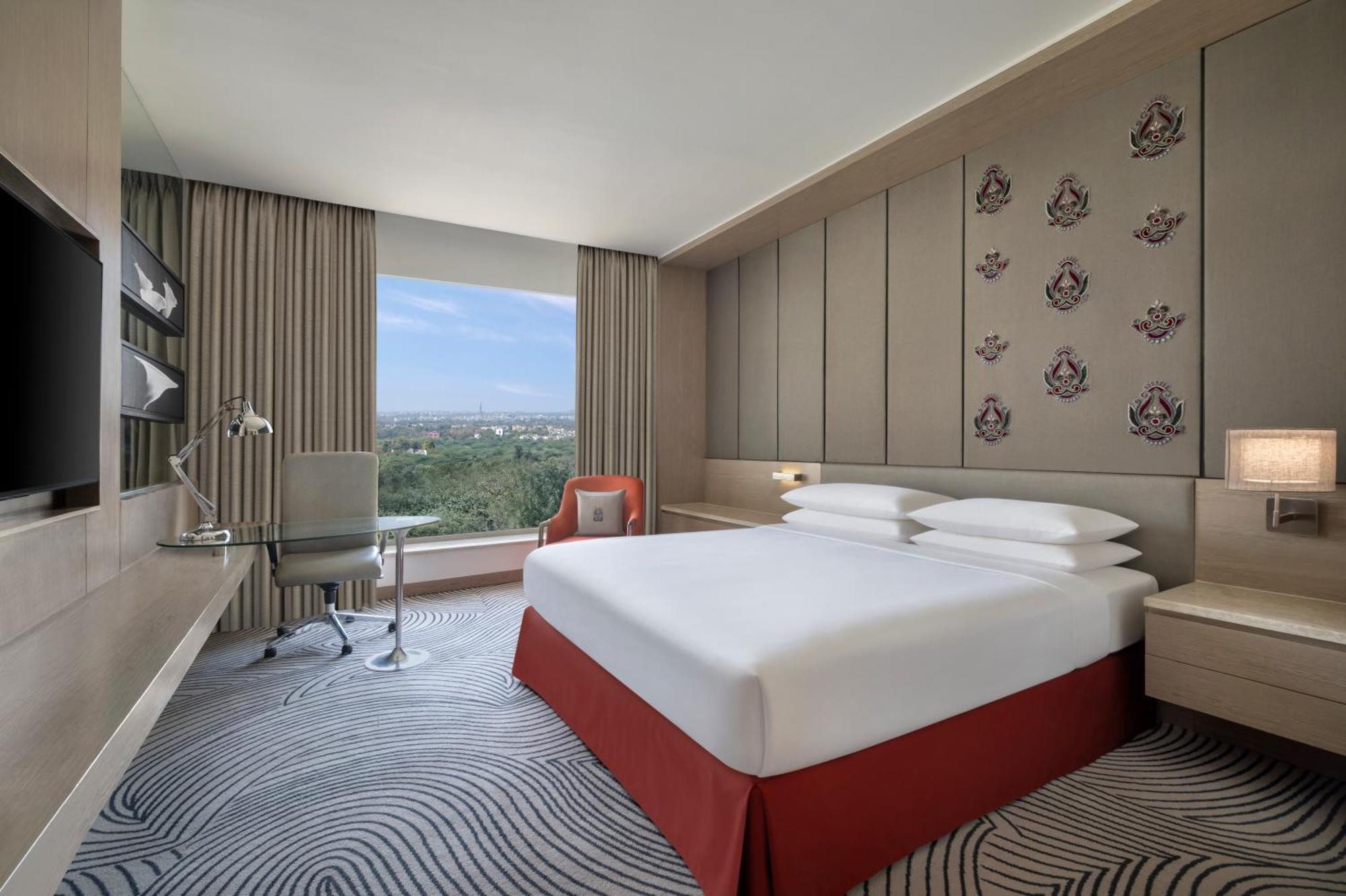Deluxe Queen Room City View Pool Access
