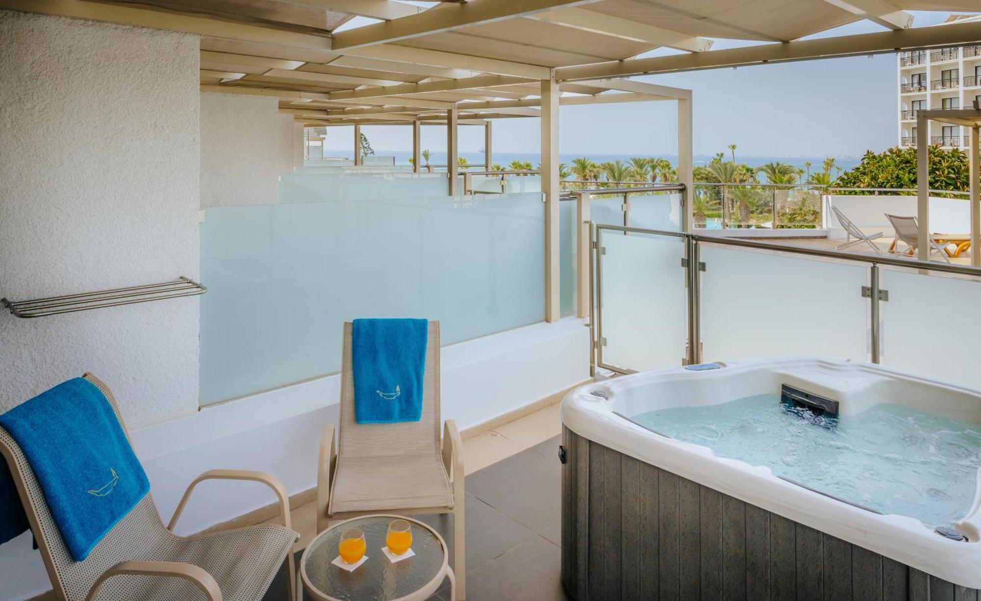 Junior Suite Private Outdoor Hot Tub