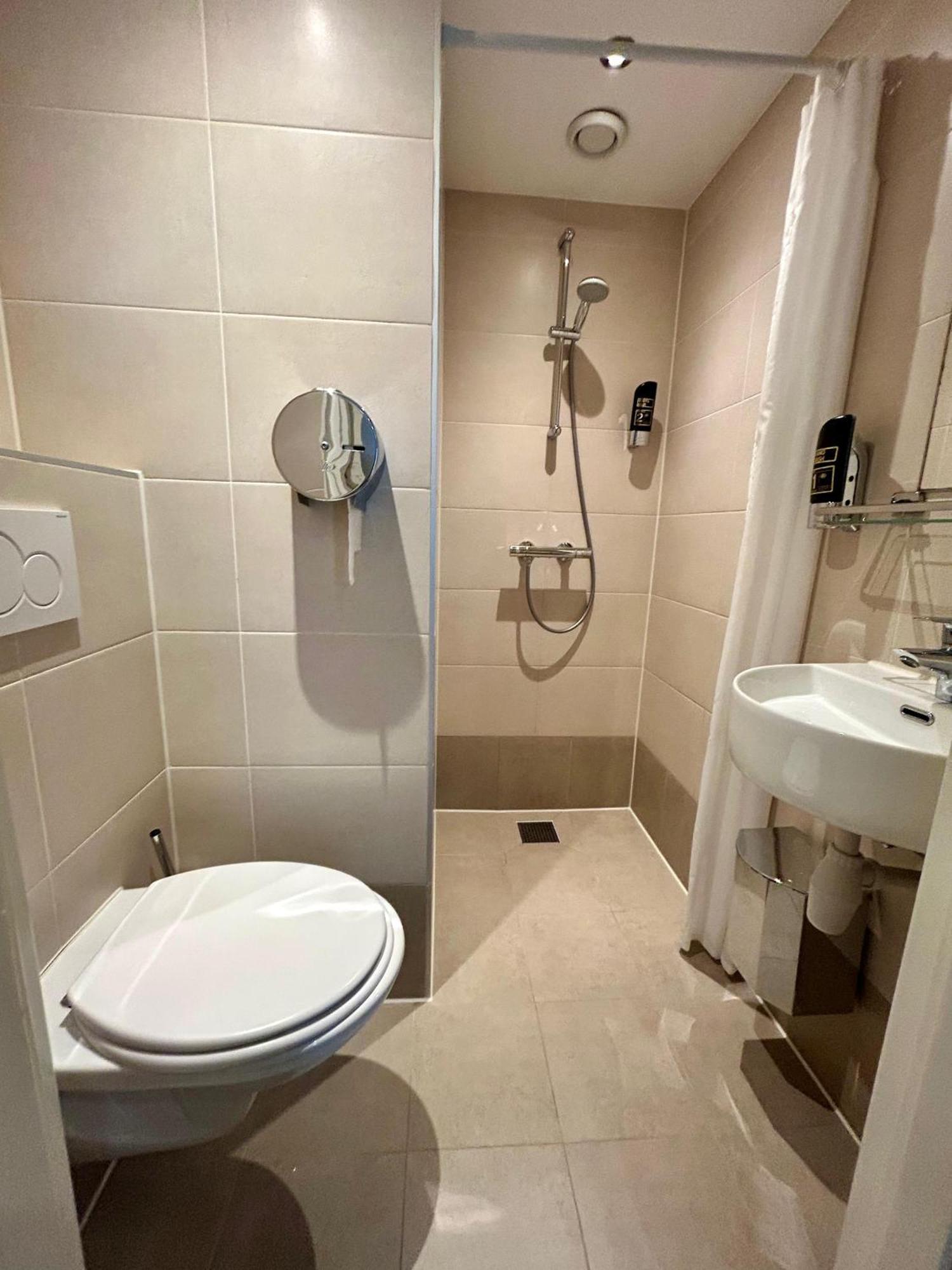 Twin Room Private Bathroom