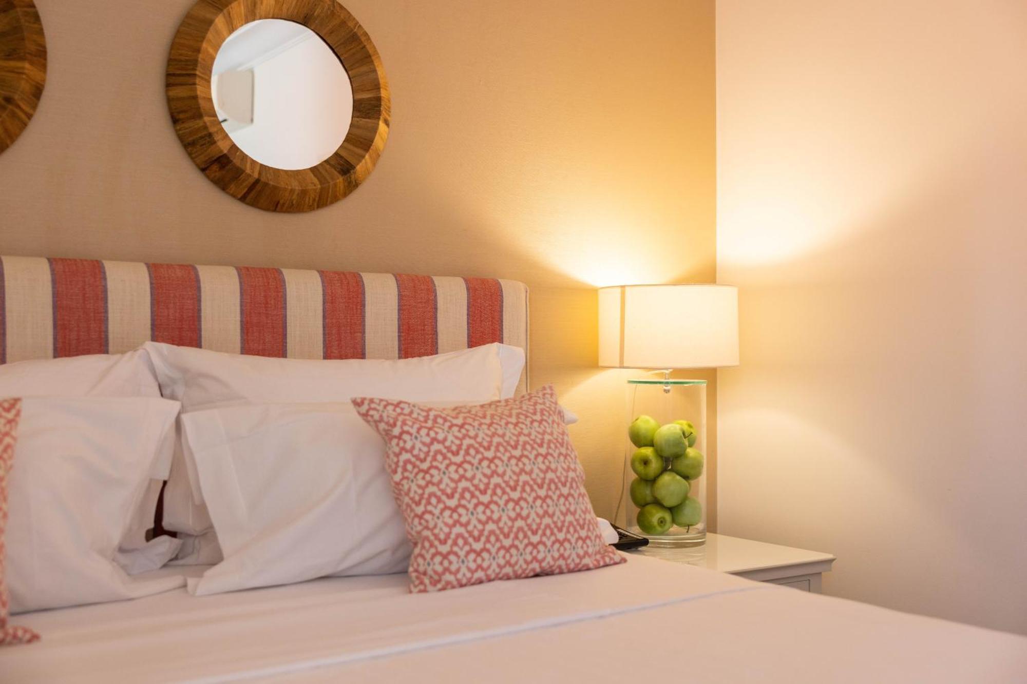 Quarto Clássico com Cama de Casal ou 2 de Solteiro