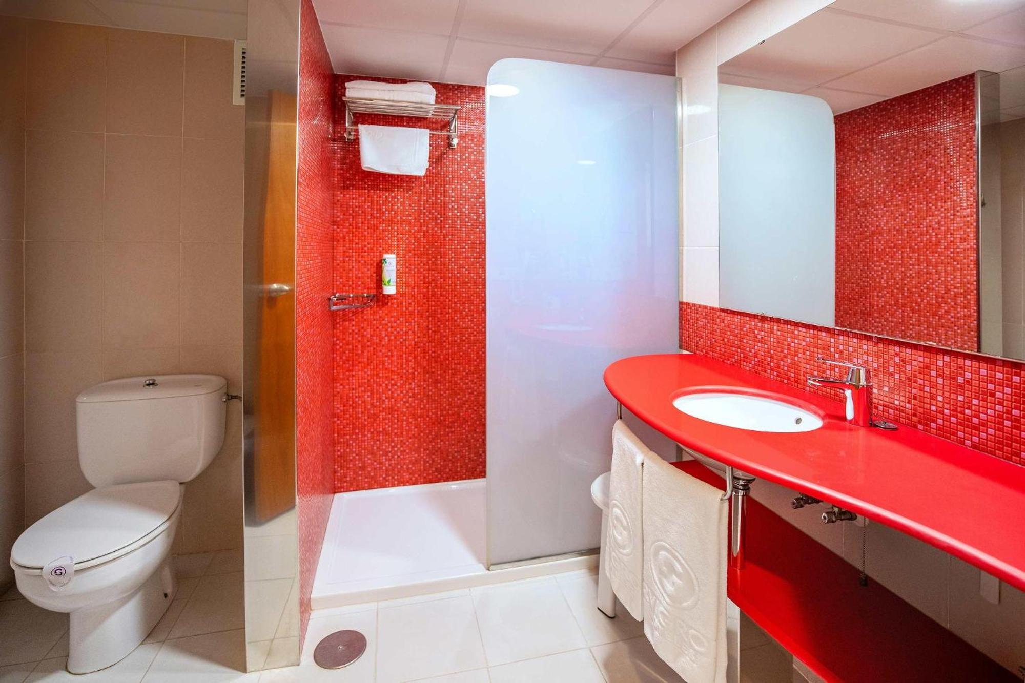 Chambre Supérieure Double ou Chambre Lits Jumeaux avec 2 Lits d'Appoint (2 Adultes + 2 Enfants)
