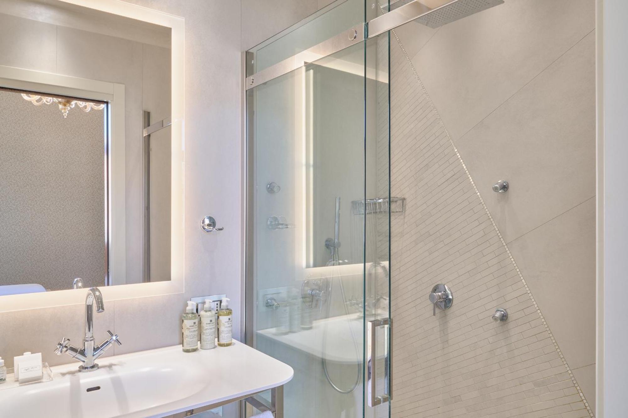 Deluxe Double or Twin Room Canal View