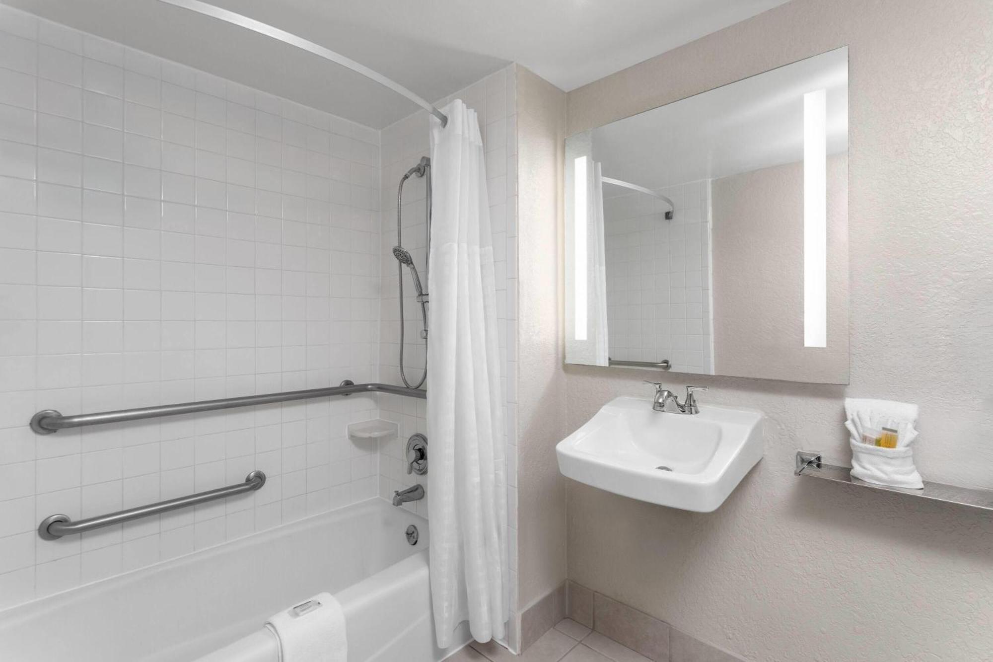 King Room Bath Tub Mobility or Hearing Accessible Non-Smoking,1697798724:JPEG