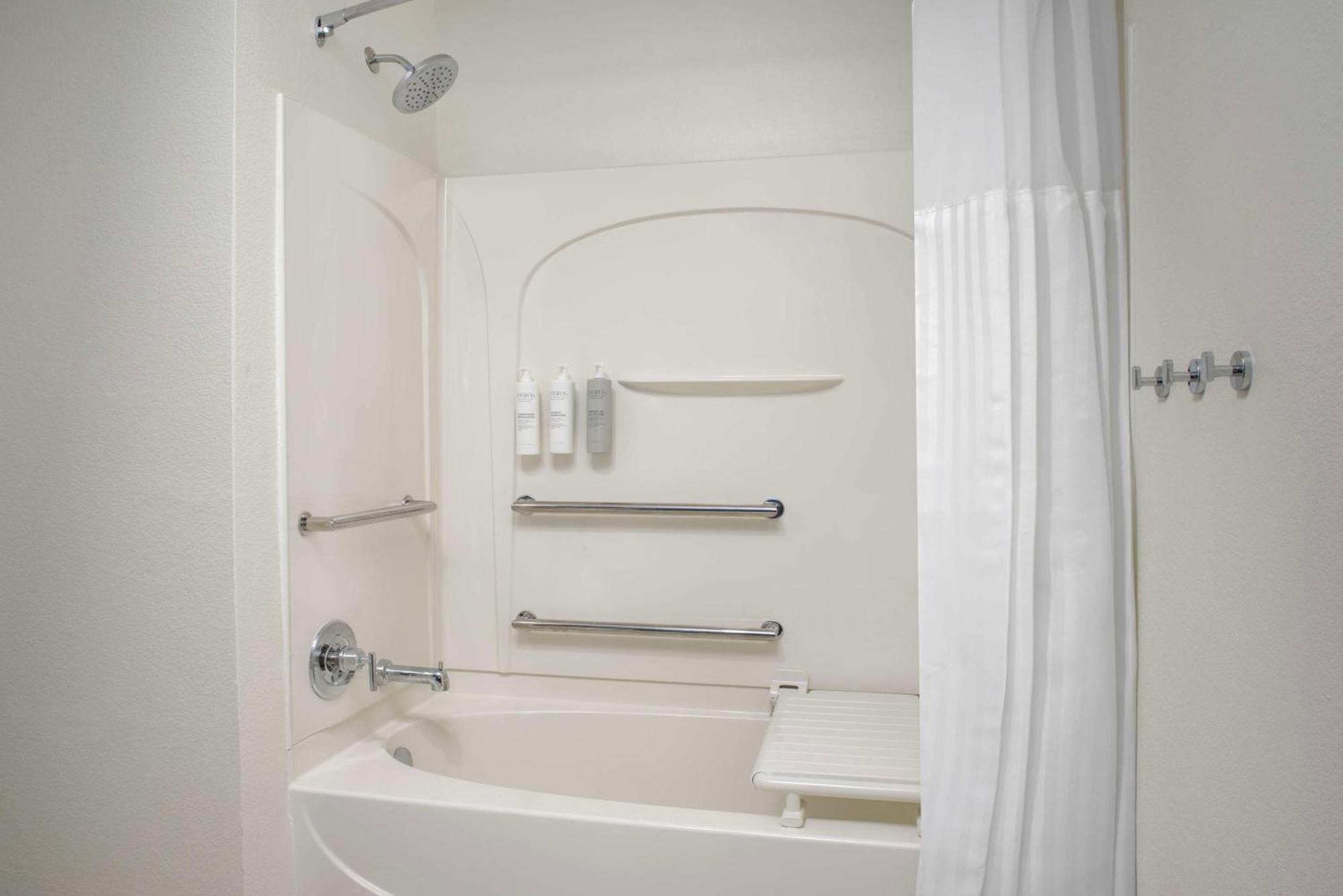 Queen Room Accessible Tub,1697832111:JPEG