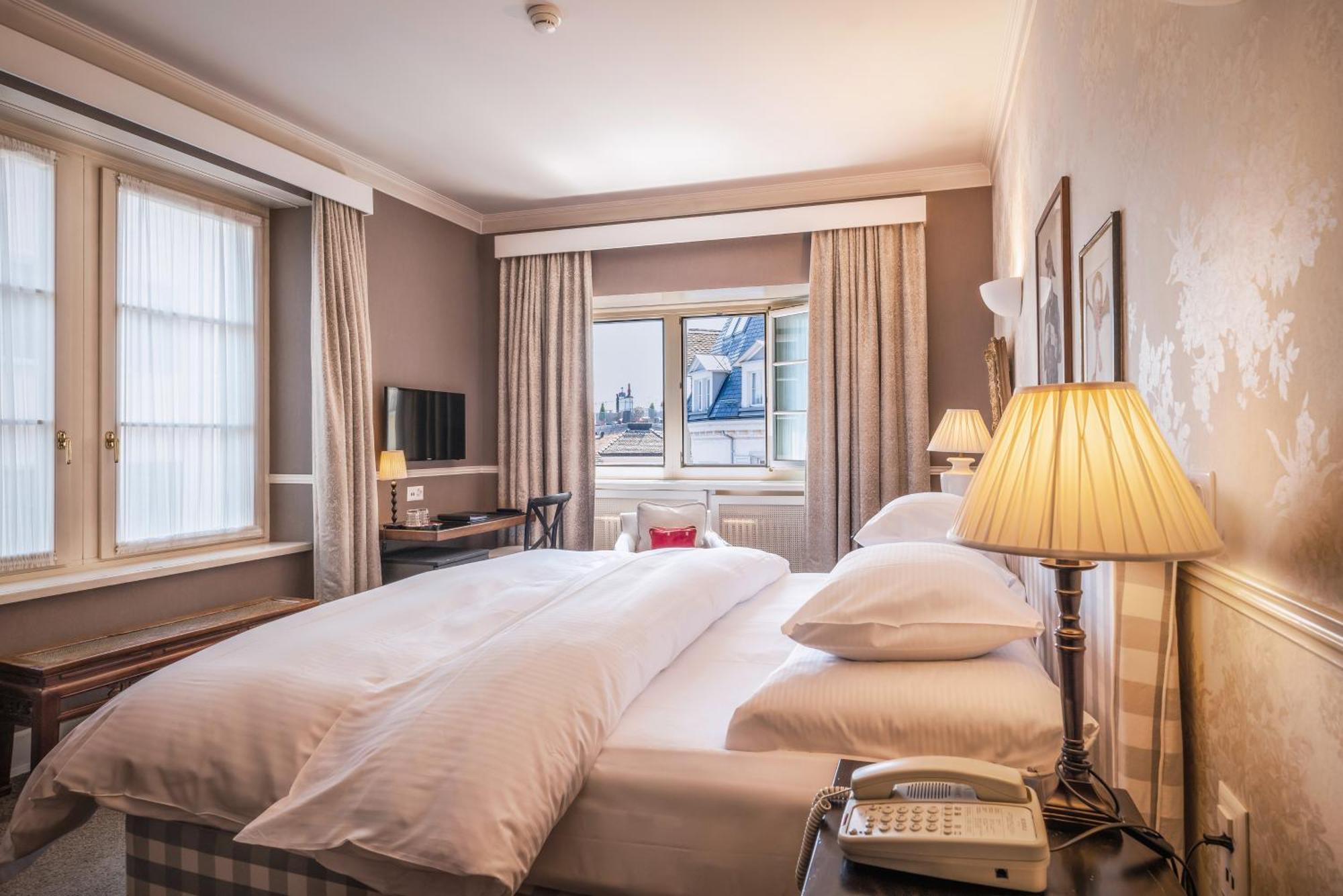 Superior Corner Room