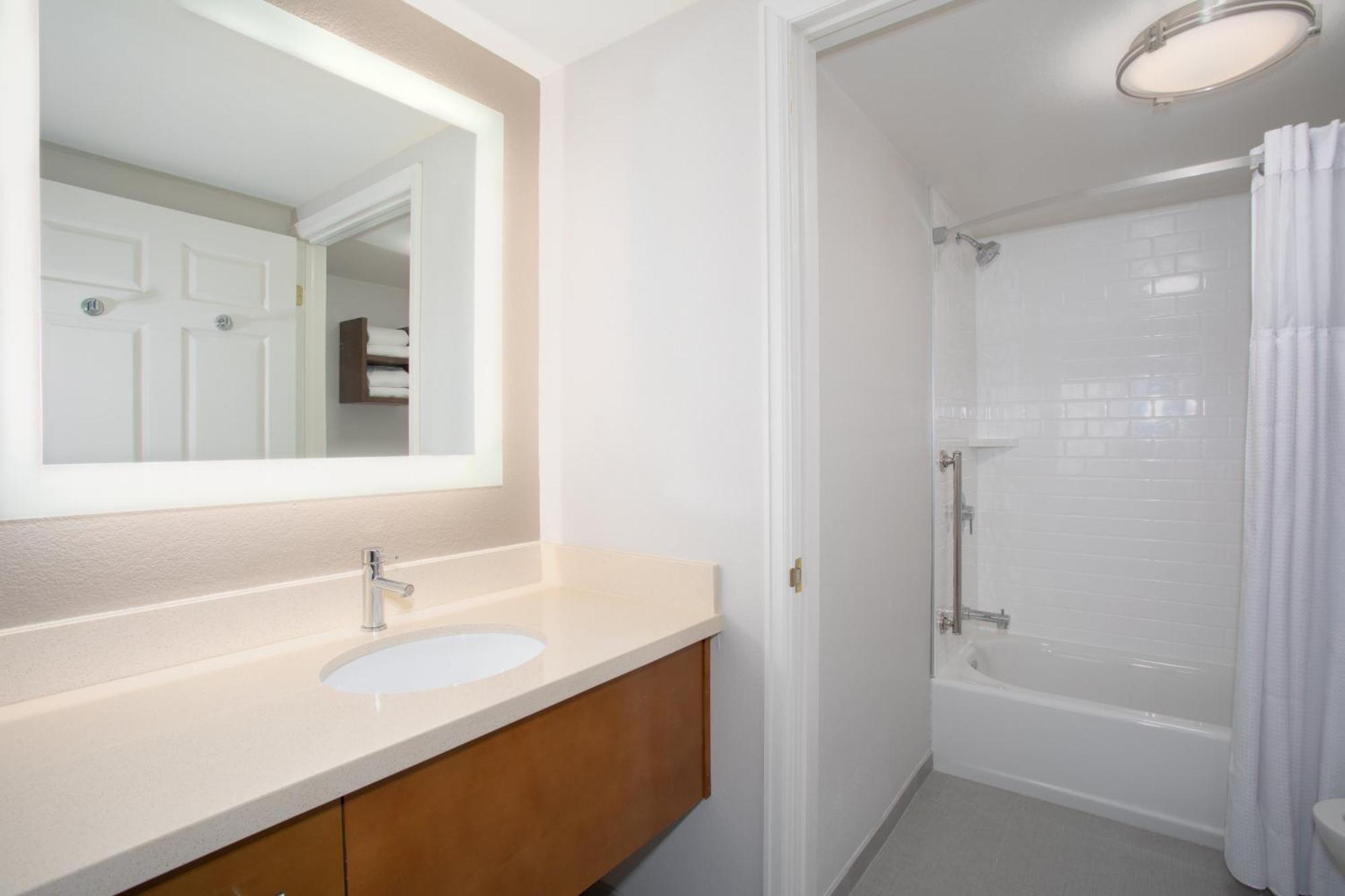One-Bedroom Suite Communications or Mobility Accessible Tub