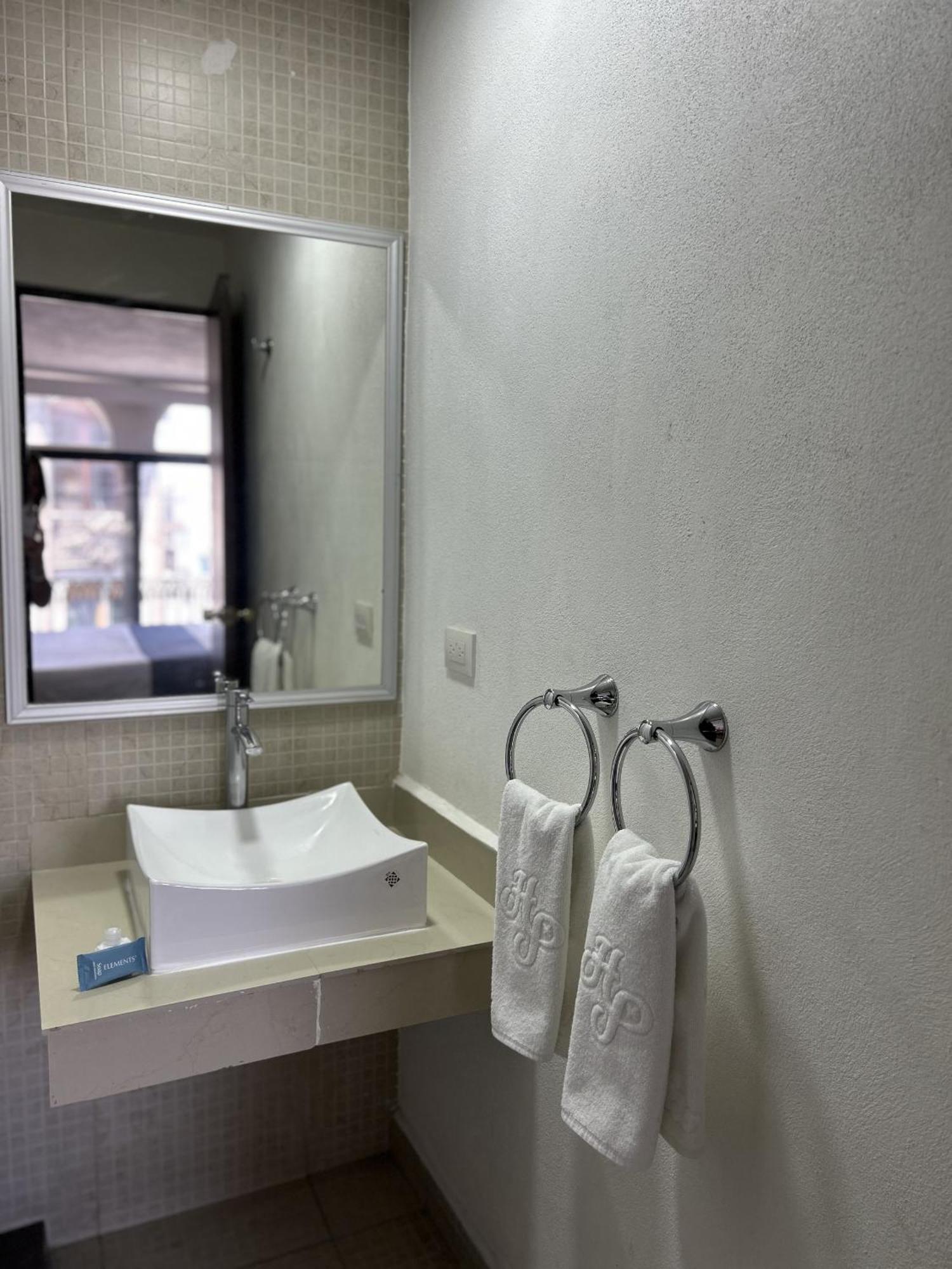 Habitación con cama grande y balcón