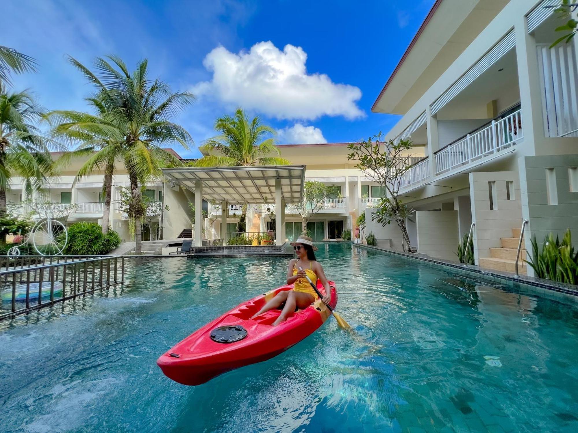 Deluxe Pool Access