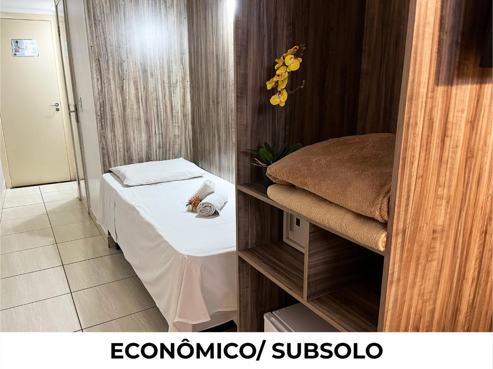 Quarto Duplo Econômico no Subsolo — 12 m²