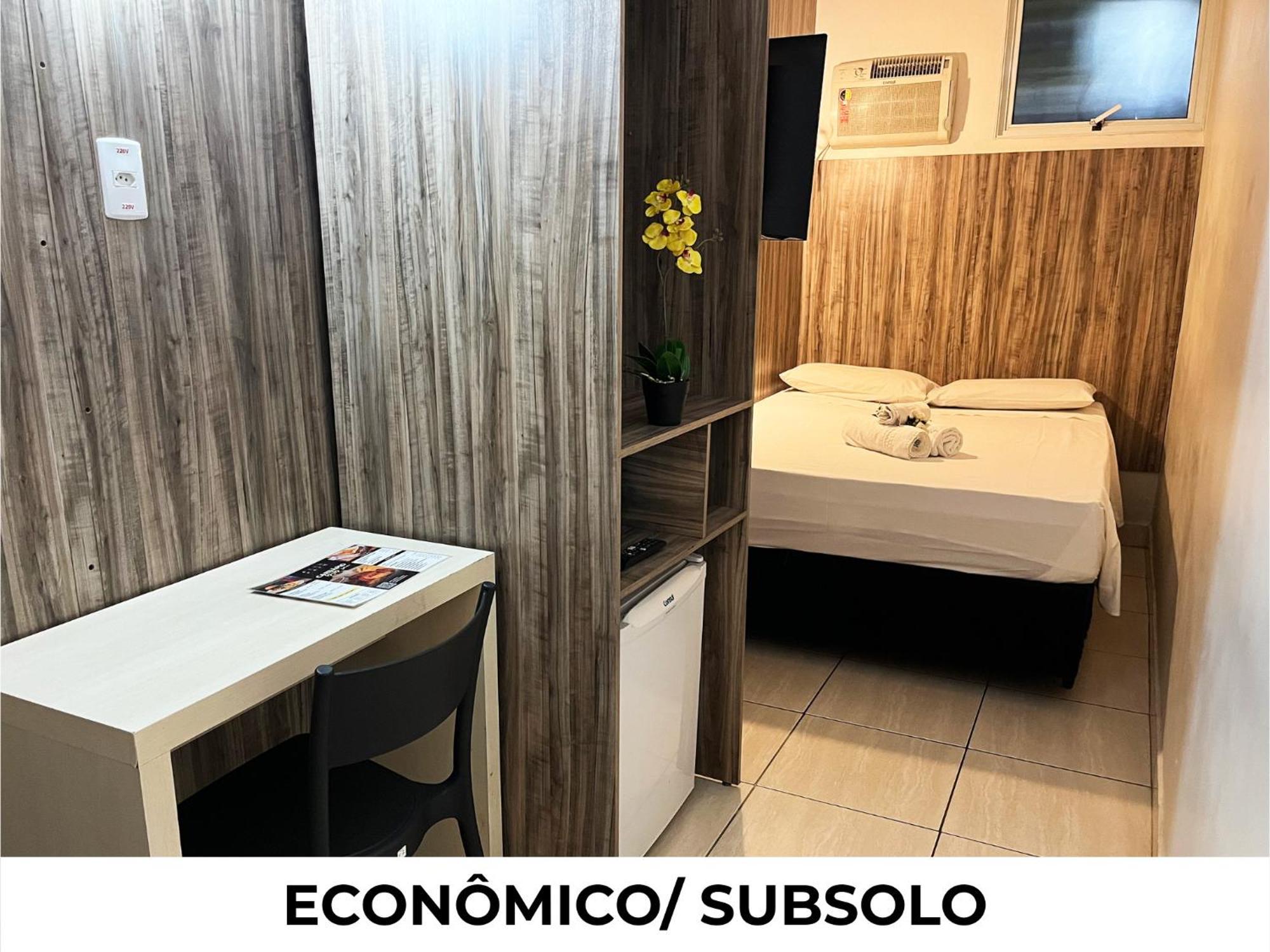 Quarto Casal Econômico no Subsolo — 12 m²
