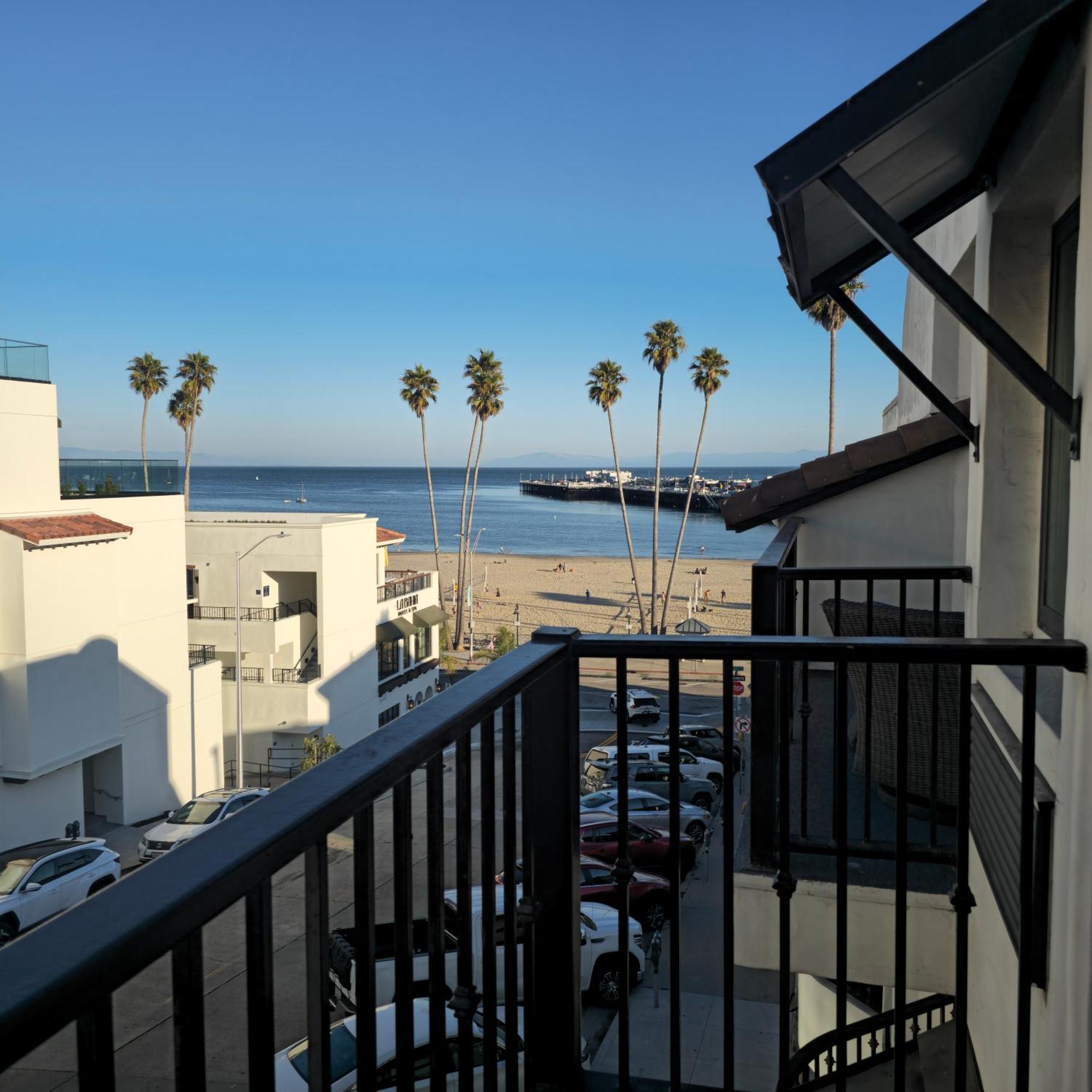 Partial Ocean View King Bed Private Balcony